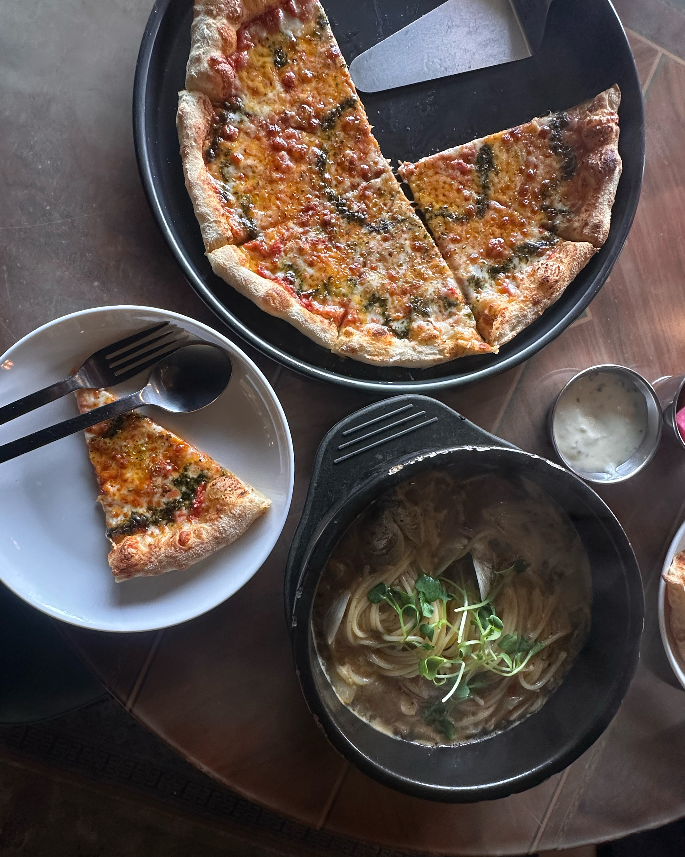 갈릭디핑소스랑 피자는 꼭 드세요~ 빵이 엄청 부드럽고 쫀득해요! - 인천 맛집 뚝배기이탈리아