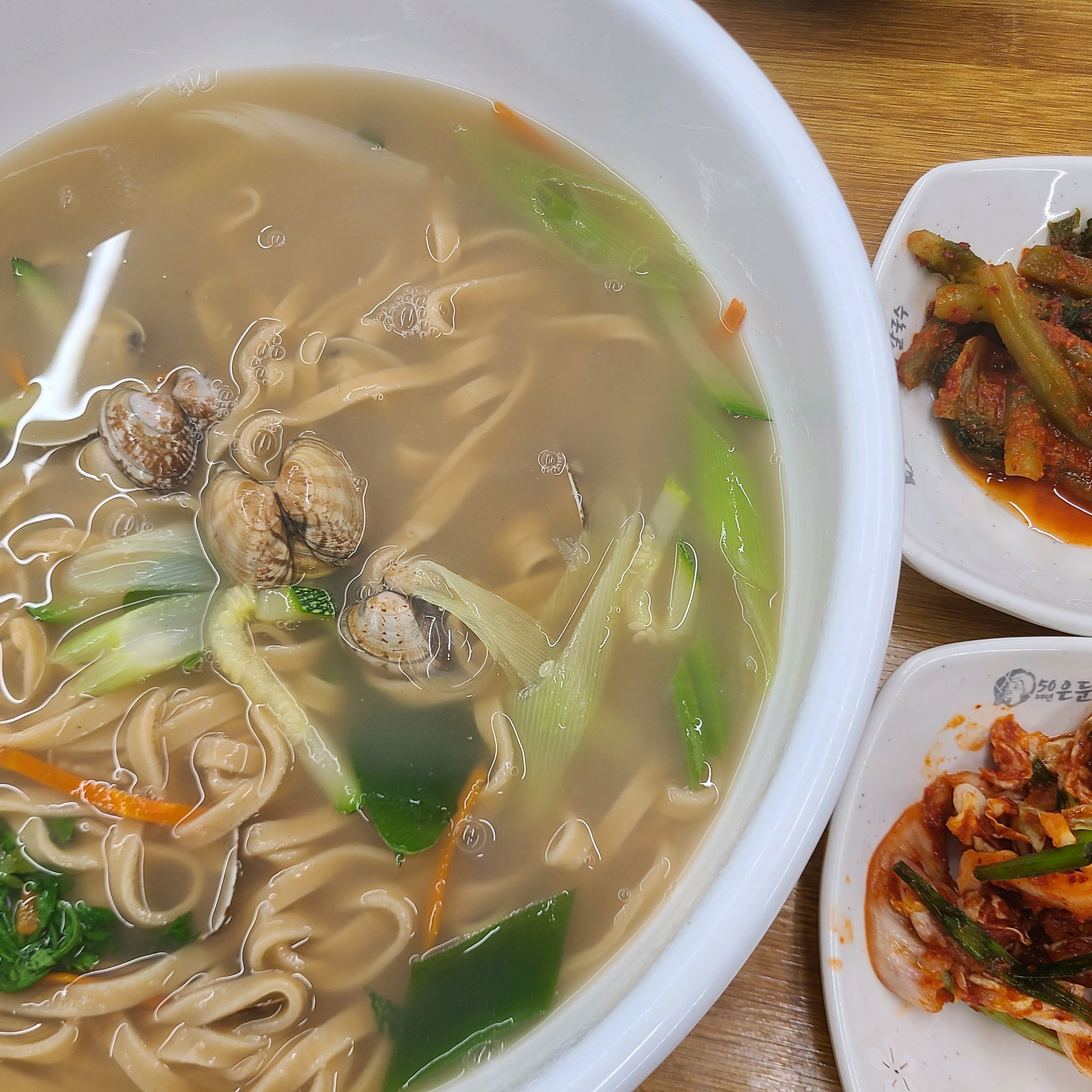 국물맛이 일단좋고 콩가루가 들어가서 면색이 독특해요. 저희는 밀가루면을 시겼지만 쌀면도 있