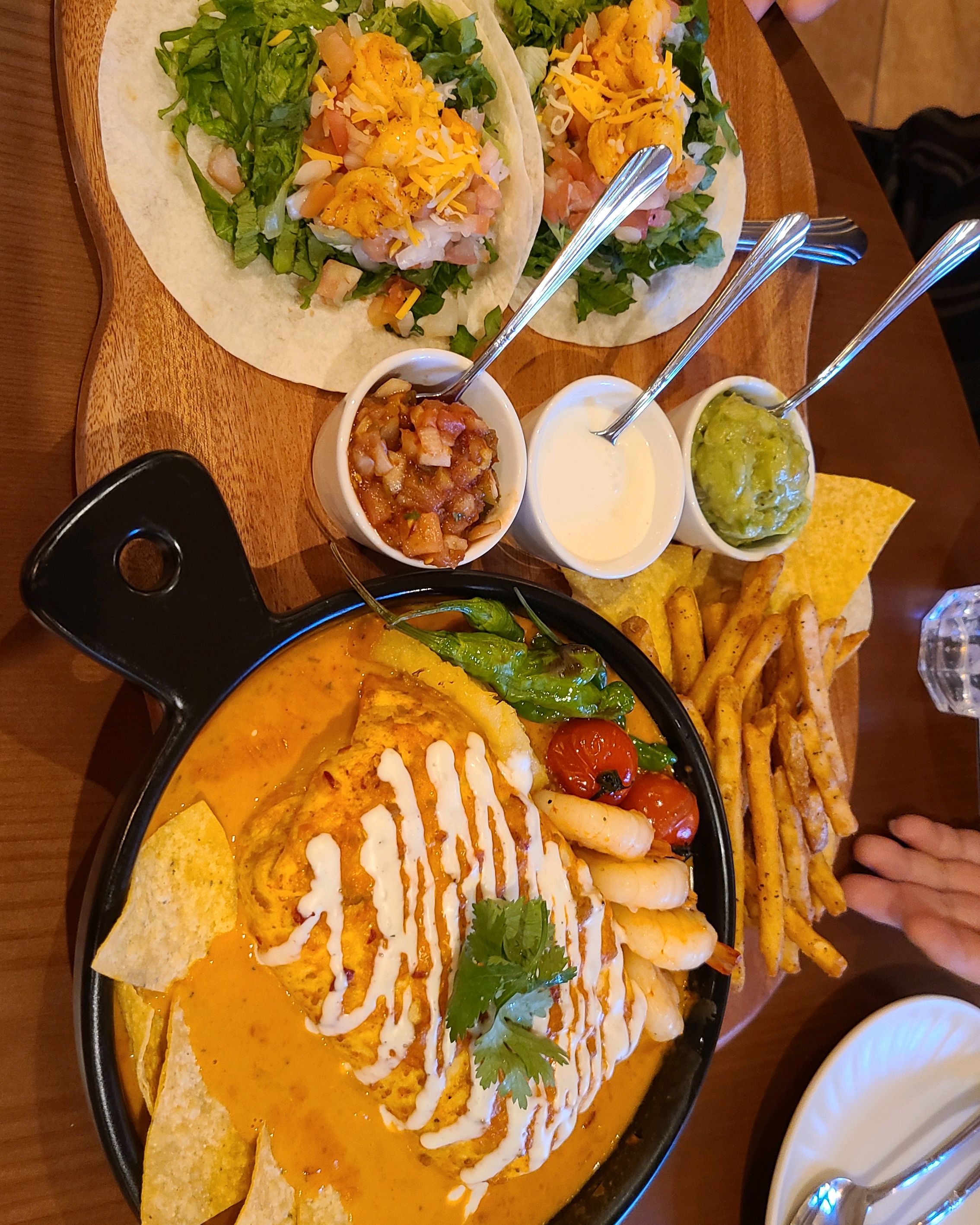 가게 내부가 넓고 인테리어가 잘되어있어서 분위기가 좋았어요 음식도 맛있었습니다 - 평택 소사벌 맛집 갓잇 평택소사벌점