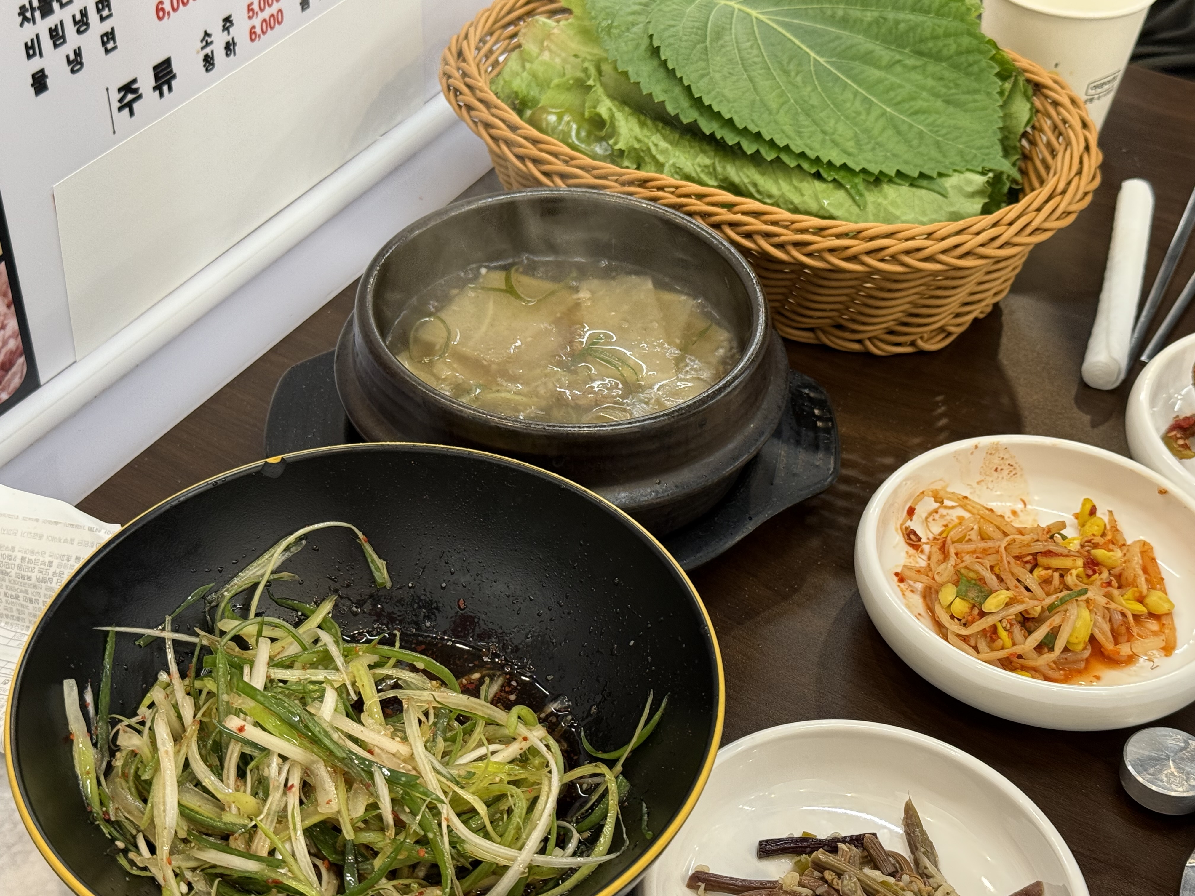 일단 저렴한 가격에 맛있는 고기를 먹을수 있다는 점이 좋아요! 반찬도 아주 입맛에 딱 맞