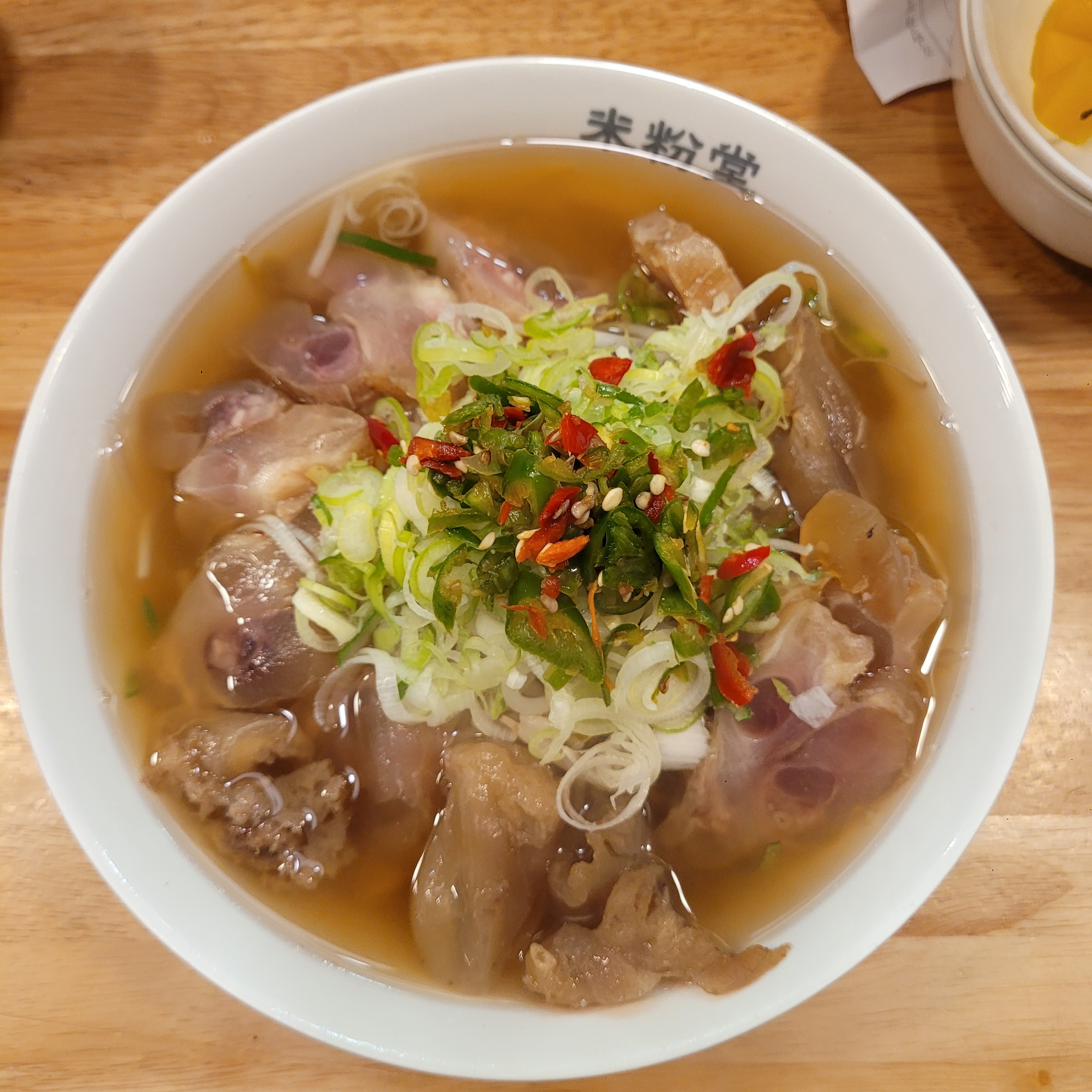 쌀국수가 당길때면 항상 찾는 쌀국수 맛집입니다. 힘줄쌀국수는 처음 시켜보는데 고기 토핑 양