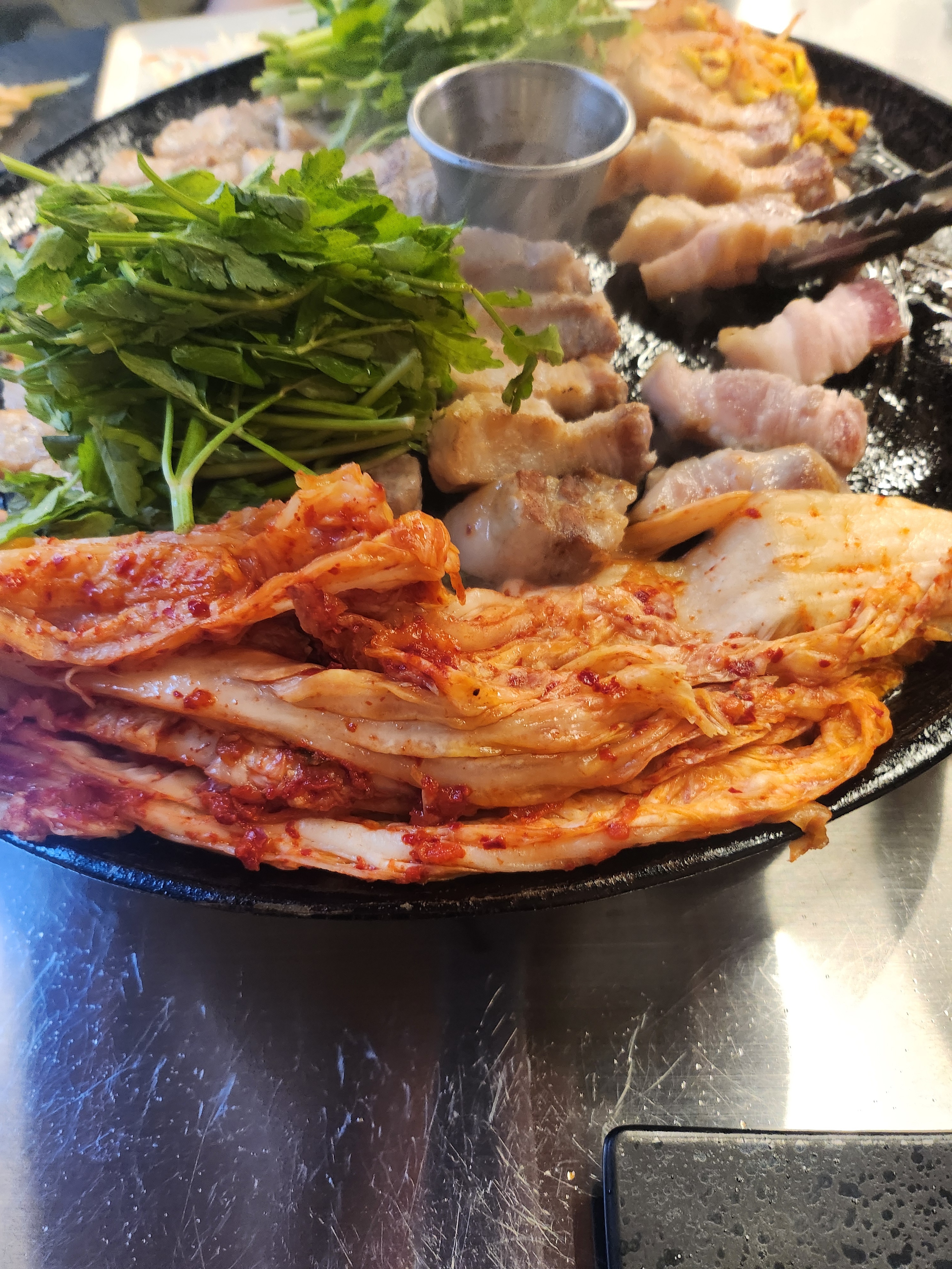 양 많고 가성비 좋은데 맛도 맛있어요! 미나리도 넘 맛있어요 대박. 자주올게요 - 불당동 맛집 할매솥뚜껑삼겹살 천안불당점