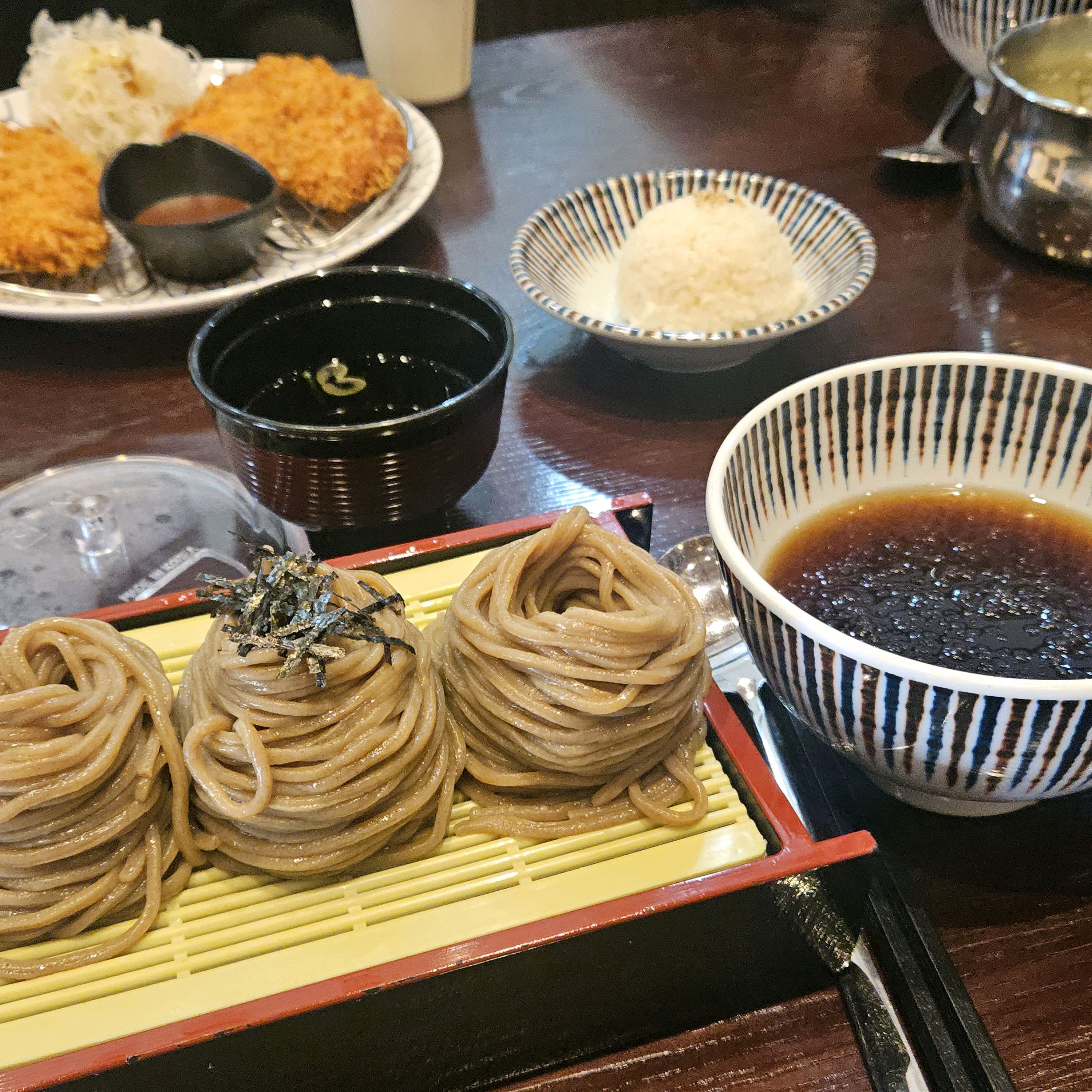 작년 여름에 한창 왔던 곳인데, 올해도 날씨다 풀리니 쫄깃한 면발에 감칠맛 나는 육수가 생