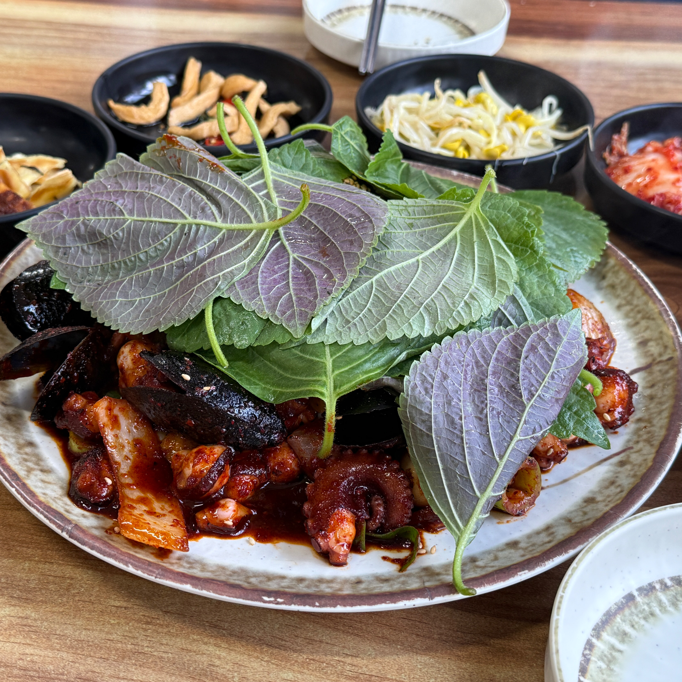 돌 문어 볶음은 달달하고 매콤하고 불 향이 올라옴 아는 그 맛인데 너무 맛있음. - 제주 맛집 소금바치 순이네