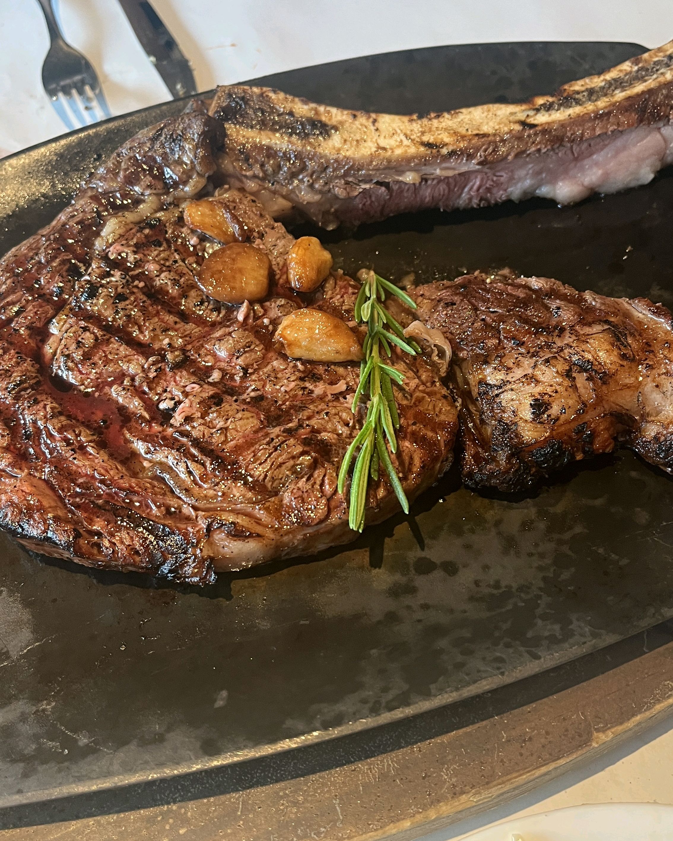 가족들이랑 너무 만족한 식사를 했어요. 스테이크도 너무 맛있고 뷔페 음식들도 깔끔하고 좋았
