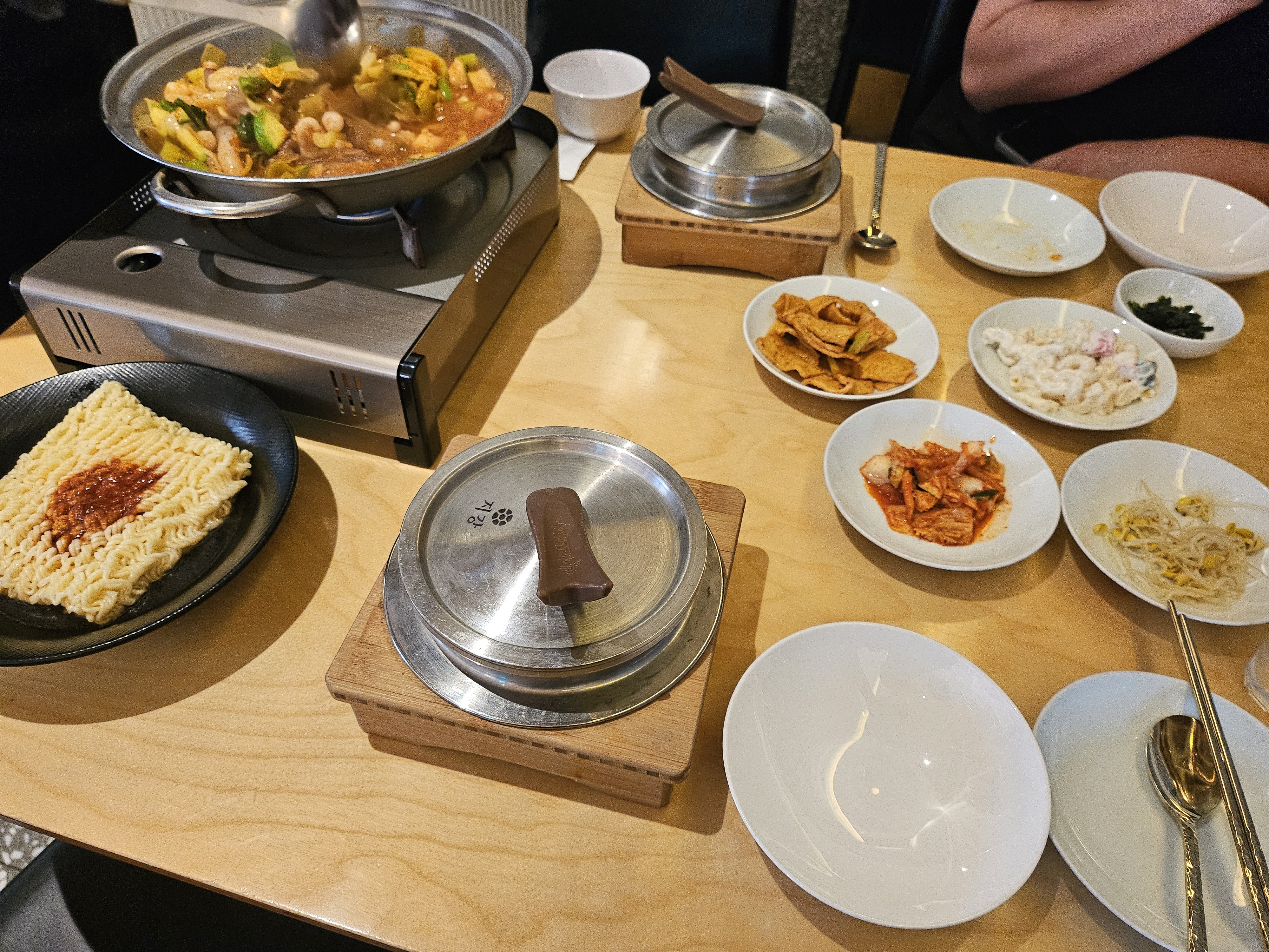 공간도 깔끔하고 쾌적한데 낙곱새도 넘 맛있어요! - 압구정 맛집 지강한식당 압구정본점