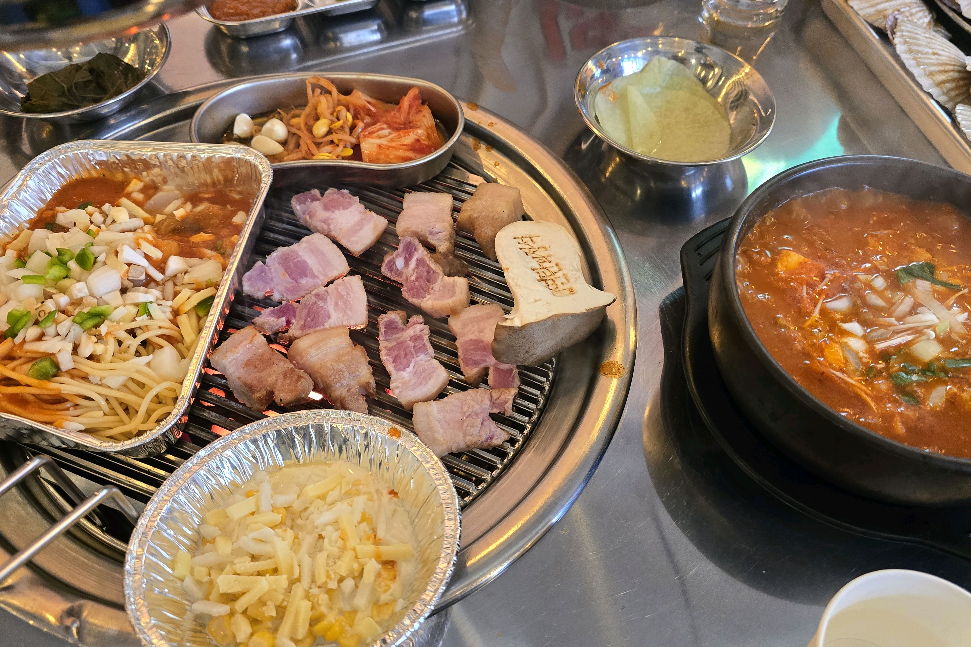 넘 맛있어요~~~ 아이도 파스타,떡볶이 있으니까 조개랑같이 먹기좋구~~고기도 같이 구울수