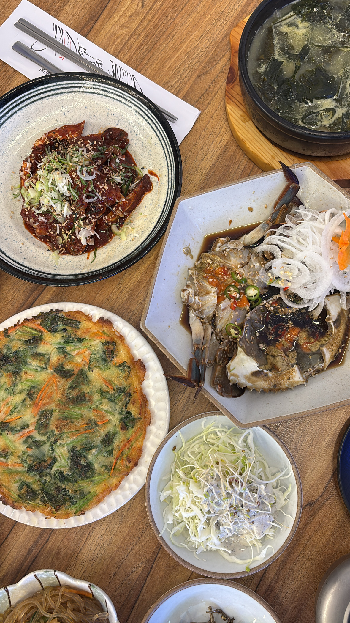 동생이랑 점심먹었어요. 알배기 간장이랑 양념중하나씩 시켰는데 양이딱맞았어요. 게장이 너무