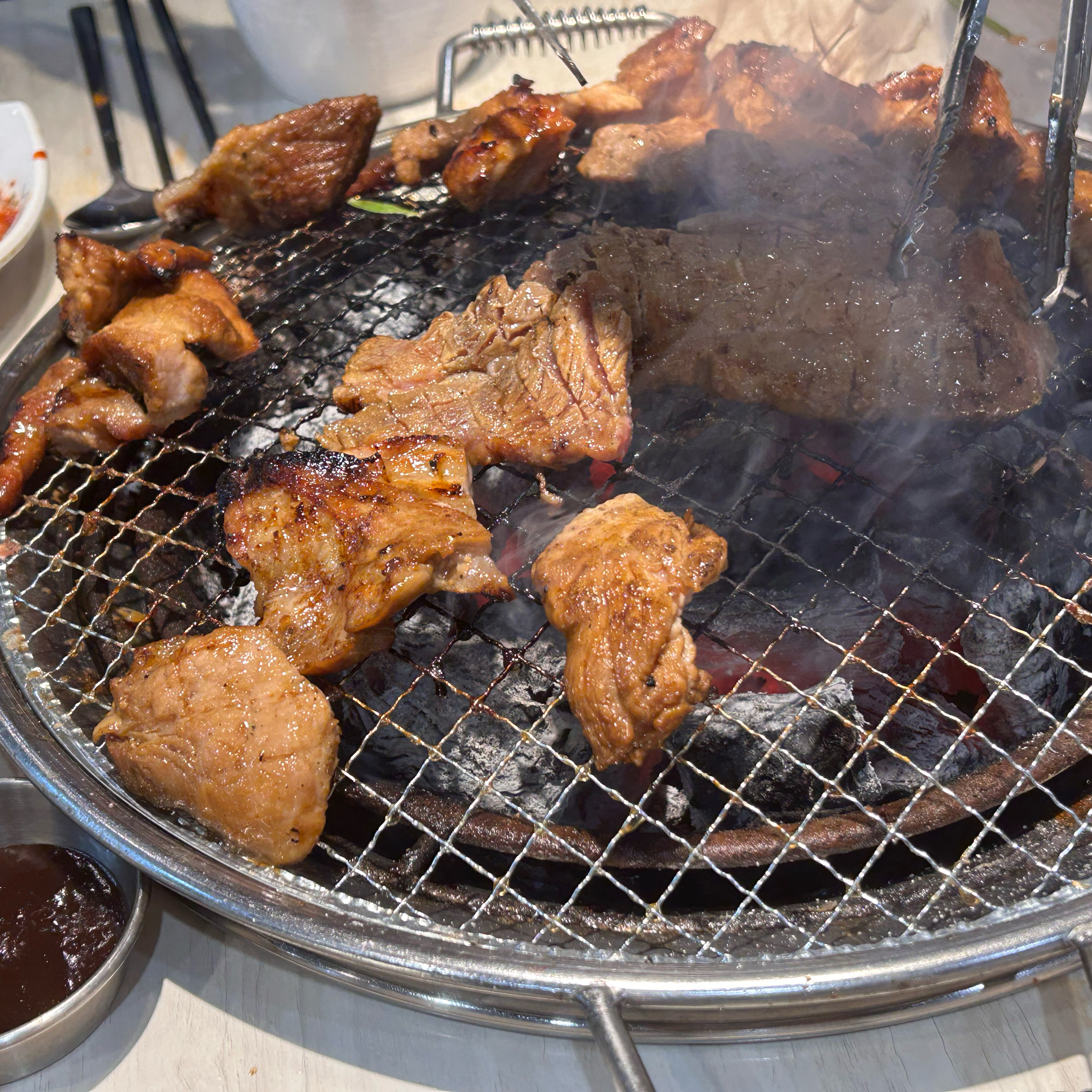 갈비만 생각하고 왔는데.. 고기종류 정말 다양하구(스테이크 숯불닭갈비 통삼겹살.. 외 다수