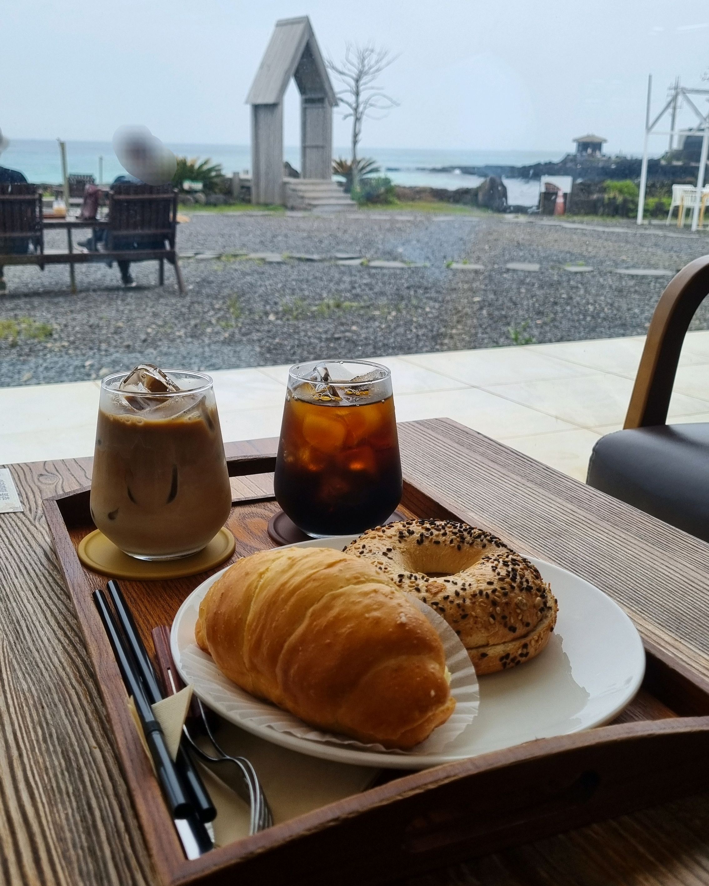 제주 북촌까페 아라파파북촌점 드뎌 왔네요! 빵맛집인데 뷰도 좋다고해서 찾아온 곳인데 한적하