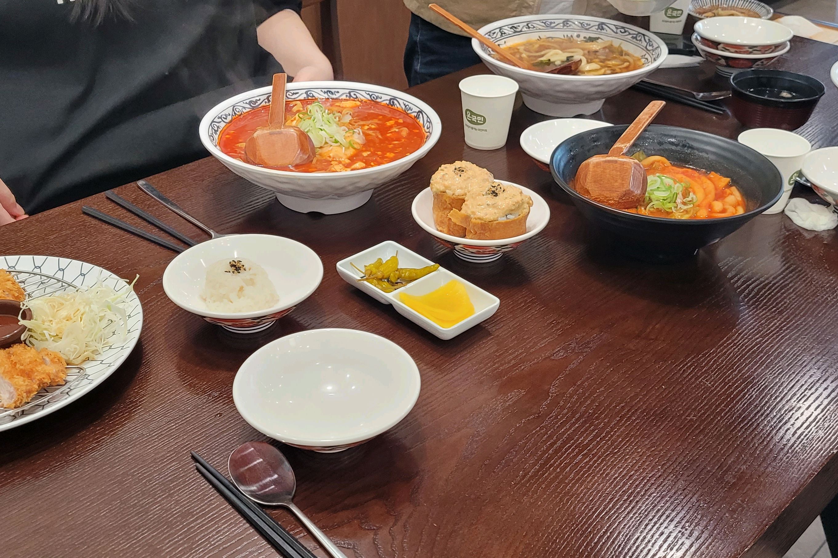 양이 많아요. 테이블도 넓고 맛있어요. - 천안 청당동 맛집 삼동소바 천안구룡점