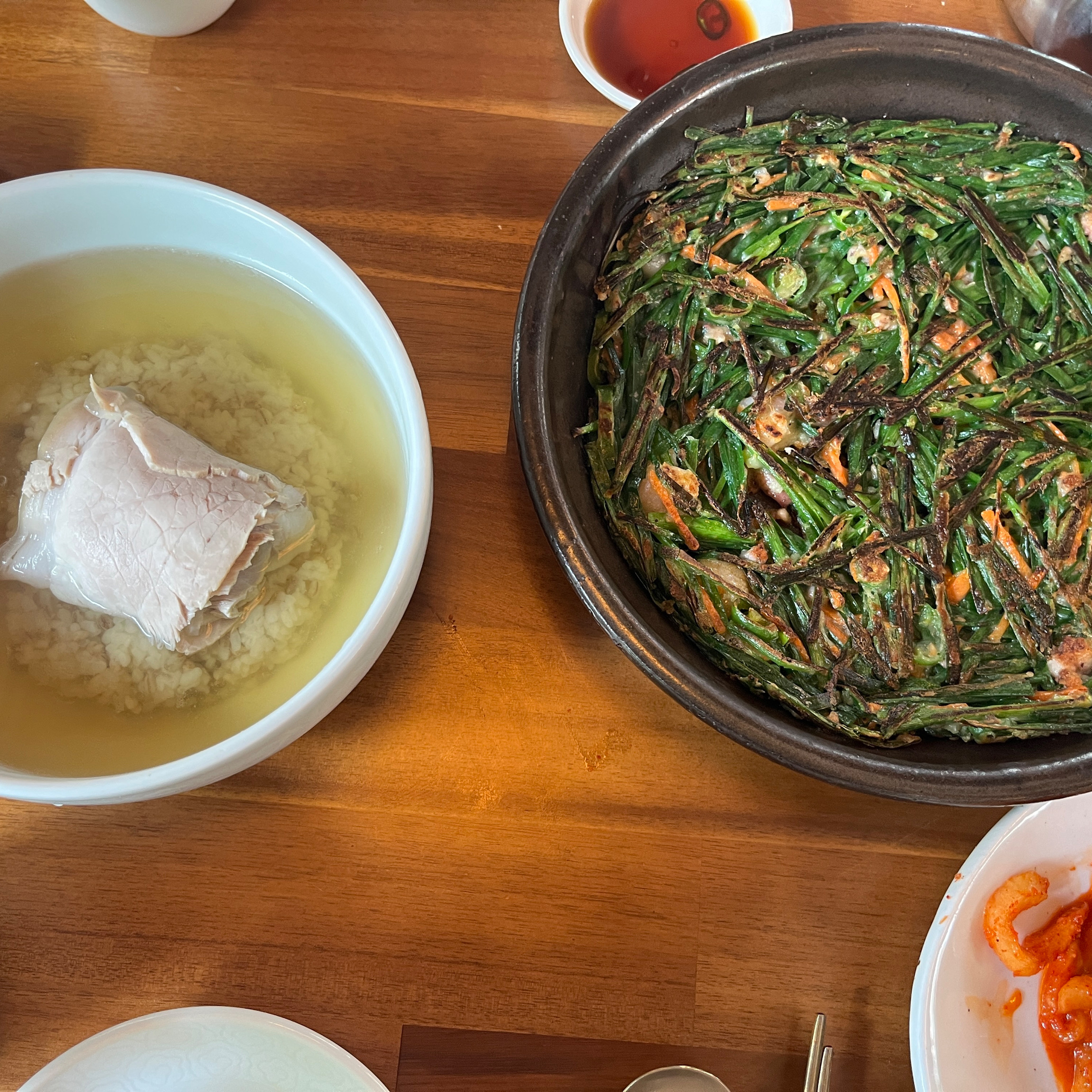 건강한 맛에 간도 슴슴하게 딱 좋아요 부추전은 정말 부추한가득인 맛! 가격도 이정도면 한끼