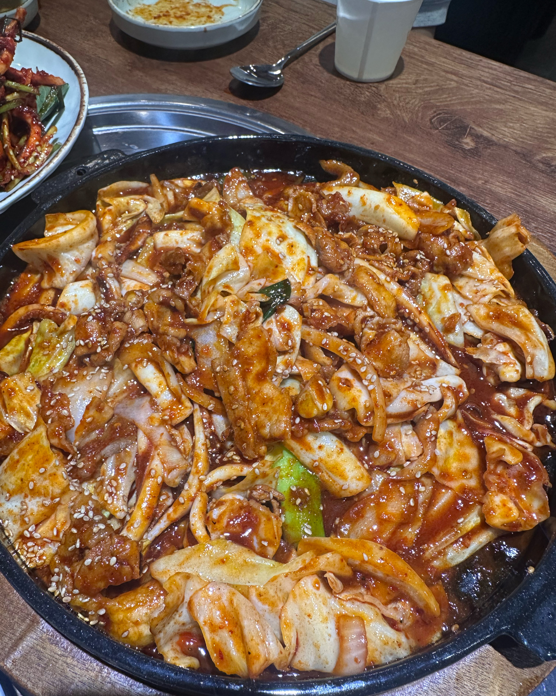 너무 맛있어요. 너무 신나서 먹니라 사진을 다 못 찍었는데 오징어튀김. 솥밥. 오징어찌게.