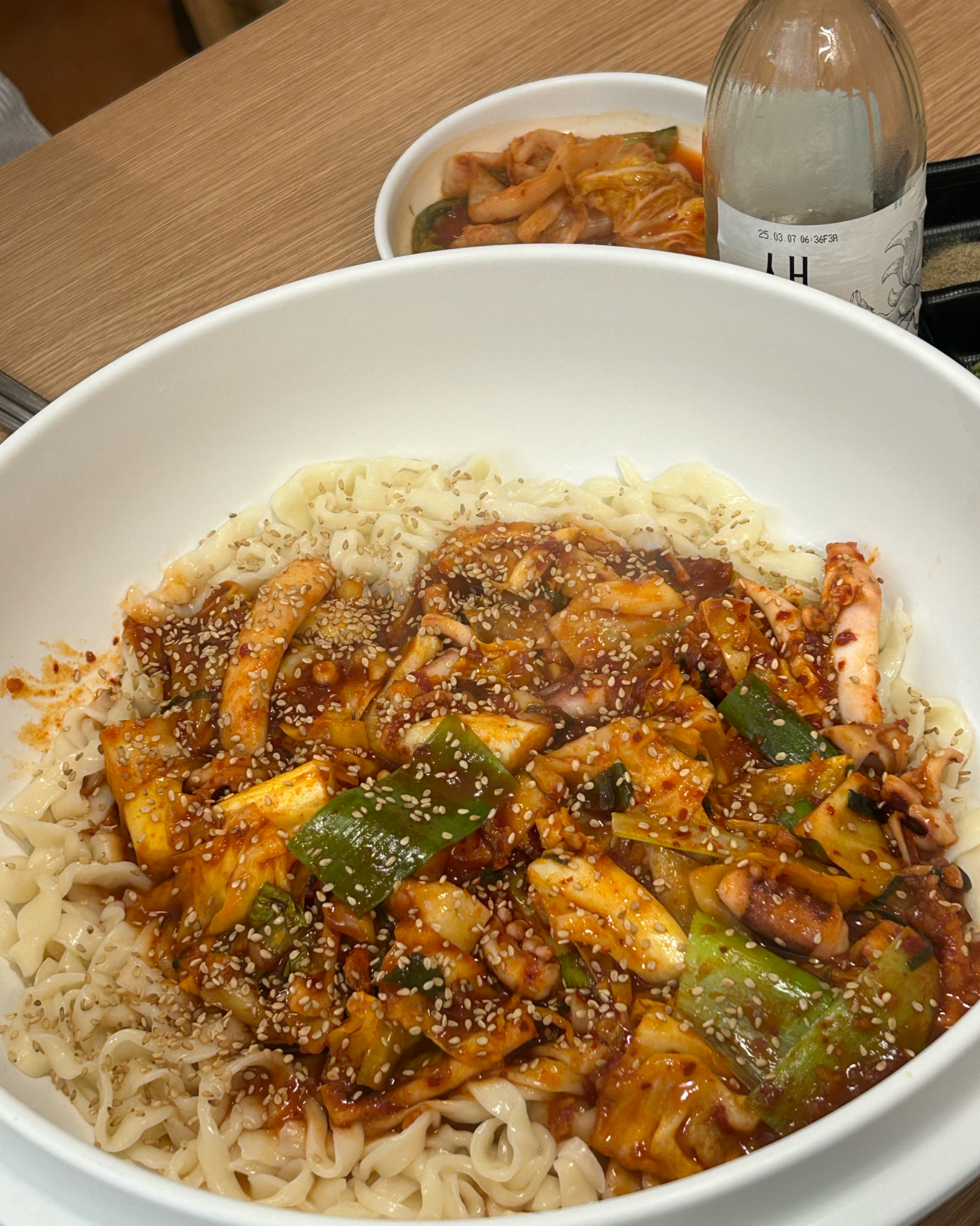 늦게 도착해서 먹을곳 찾는데 문연곳이 여기여서 갔는데 너무 맛있었어요 양도 많고 비빔밥 추