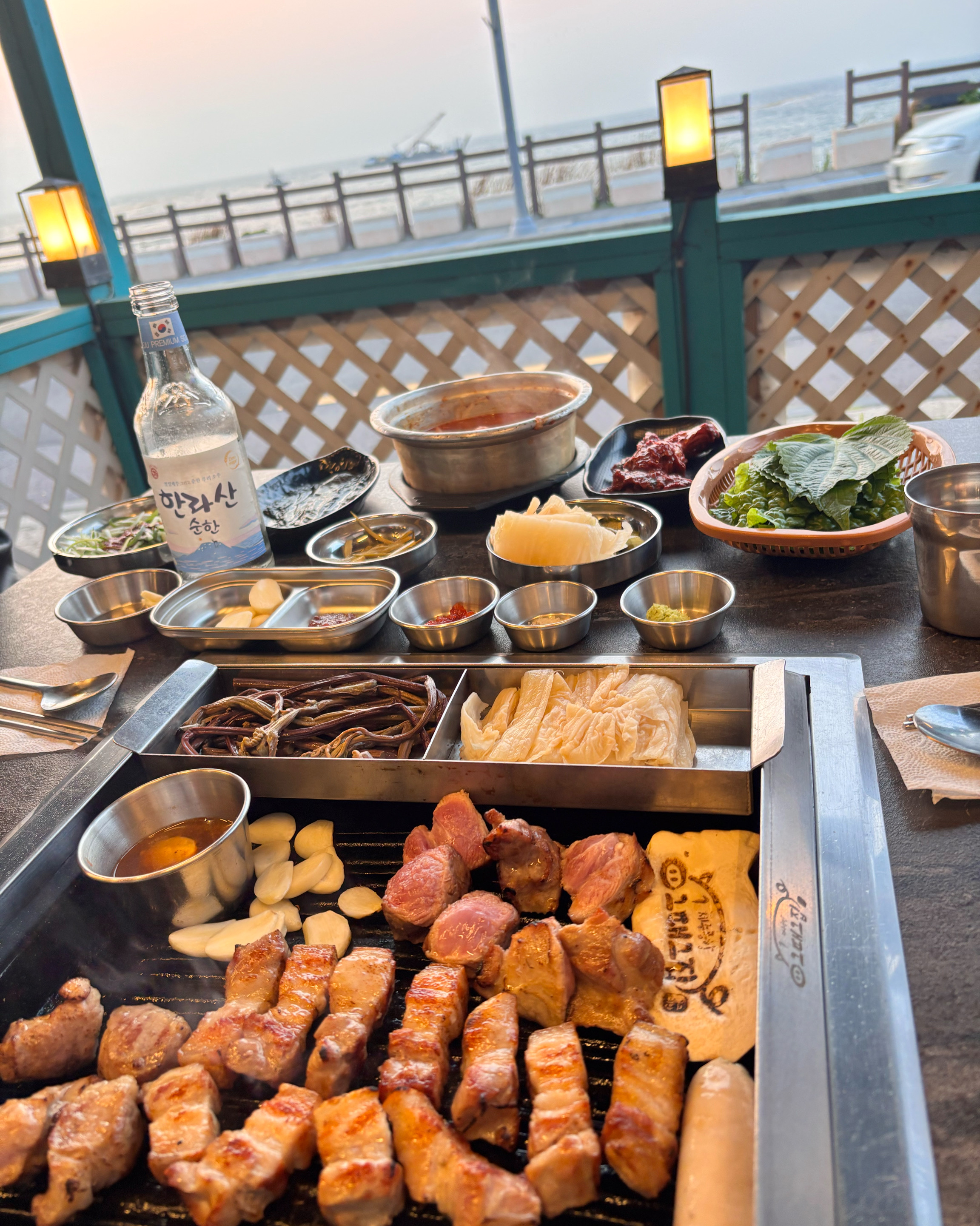 제주도 와서 흑돼지먹을곳 찾다가 노을도 볼 수 있고 야장 도 대박이고 너어아무 맛있어툐ㅠ