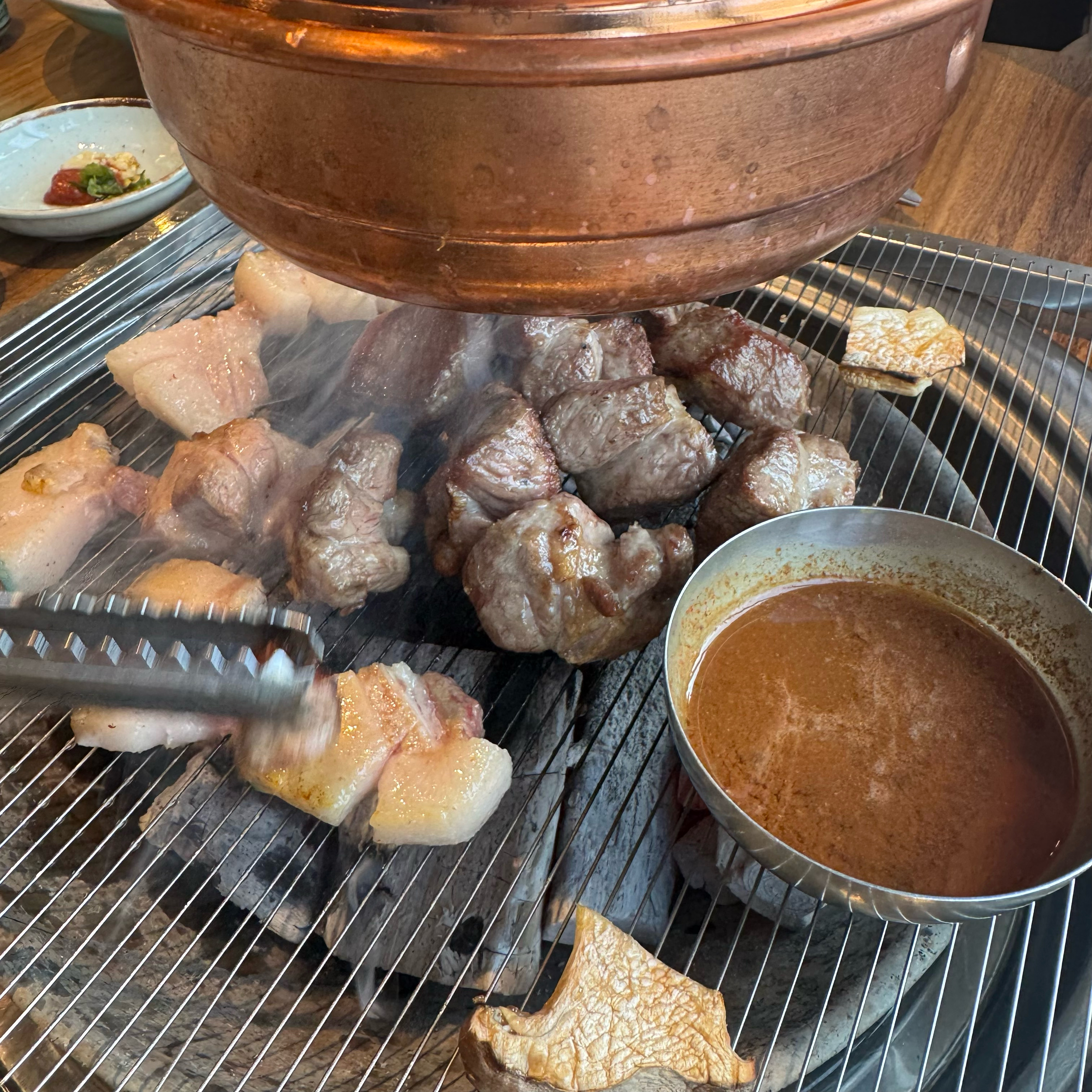 음식 맛있고 내부 넓고 분위기도 좋습니다! 조용하게 식사하기 좋네요 :) 주차장 넓은것도