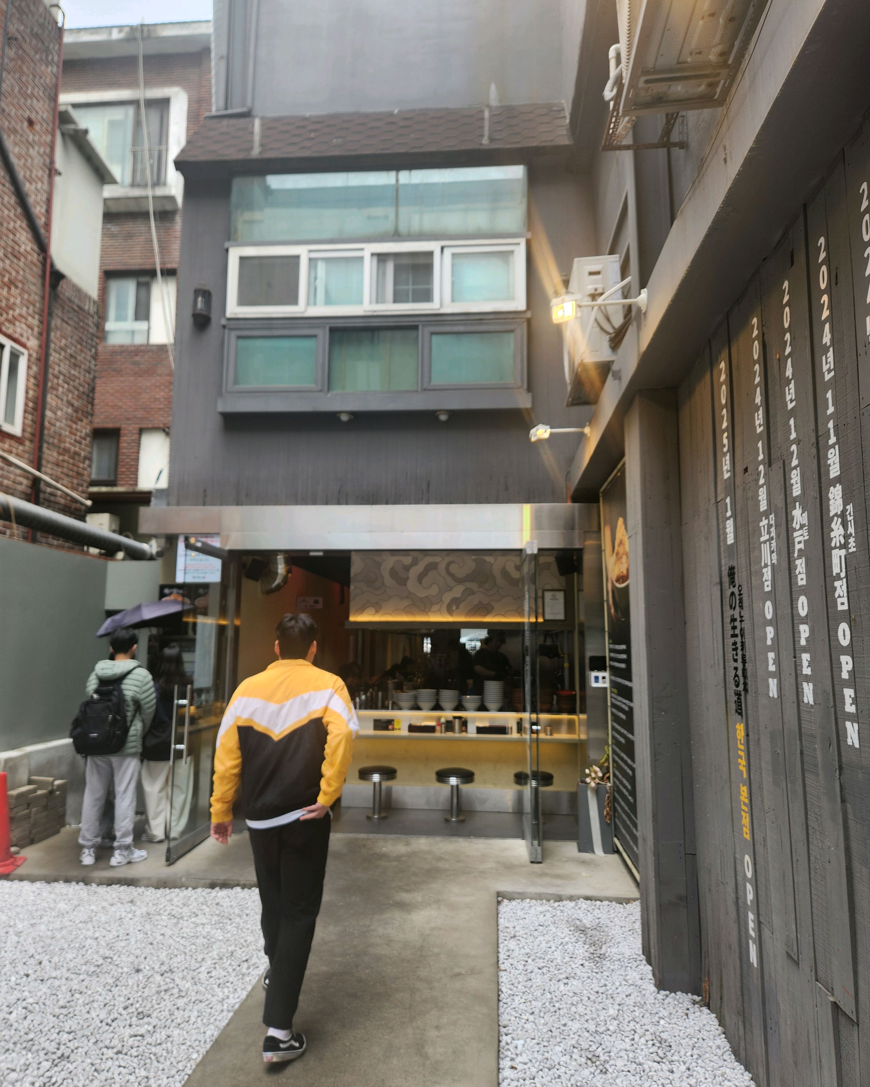 맛있다고 해서 벼르고 있었는데 오늘 처음 와봤어요 진짜 맛잇고 가게는 청결하고 직원은 친절