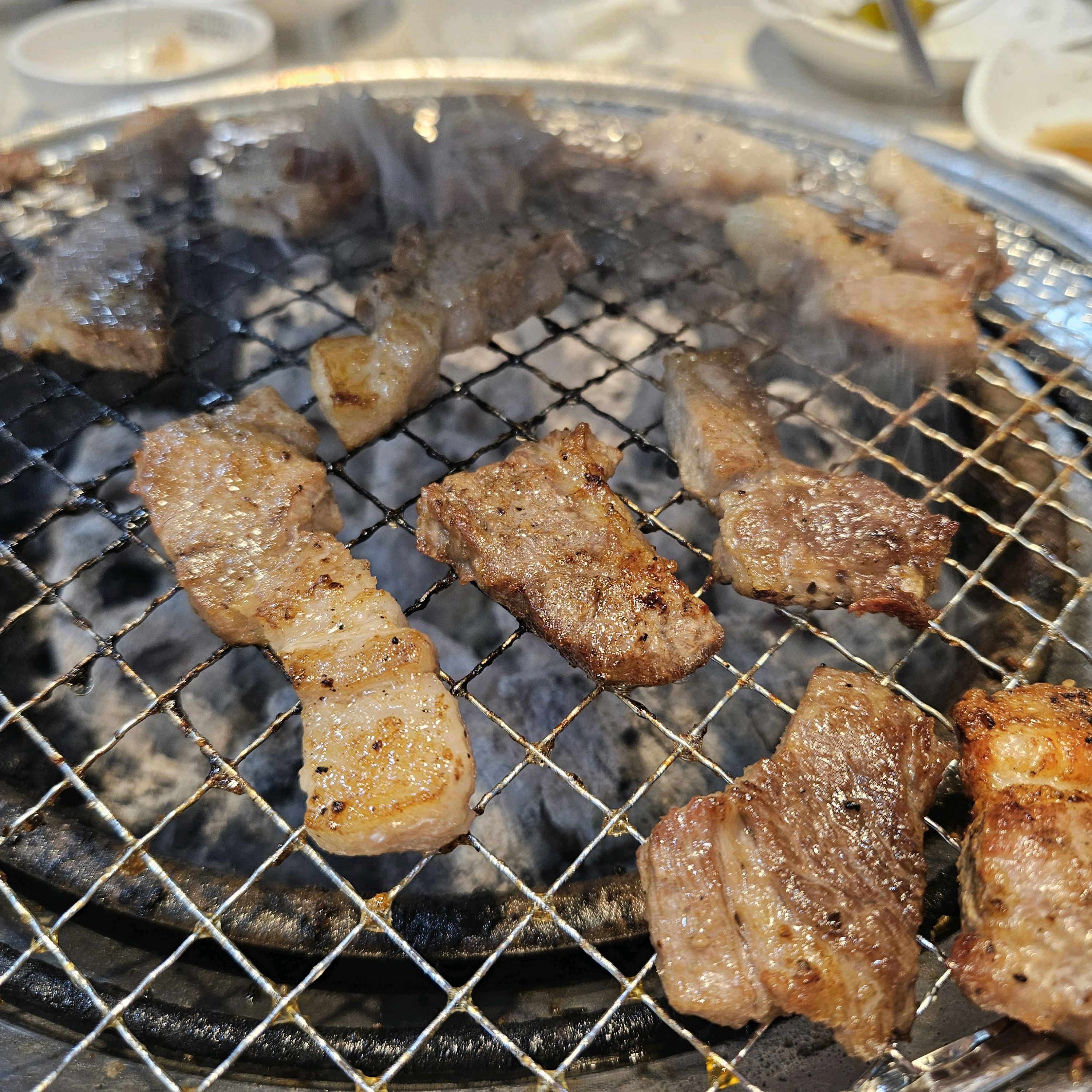 아이들이 좋아해서 자주 오는 곳인데, 이번에 샤브샤브가 생겨서 또 라면사리까지 넣어 맛있게