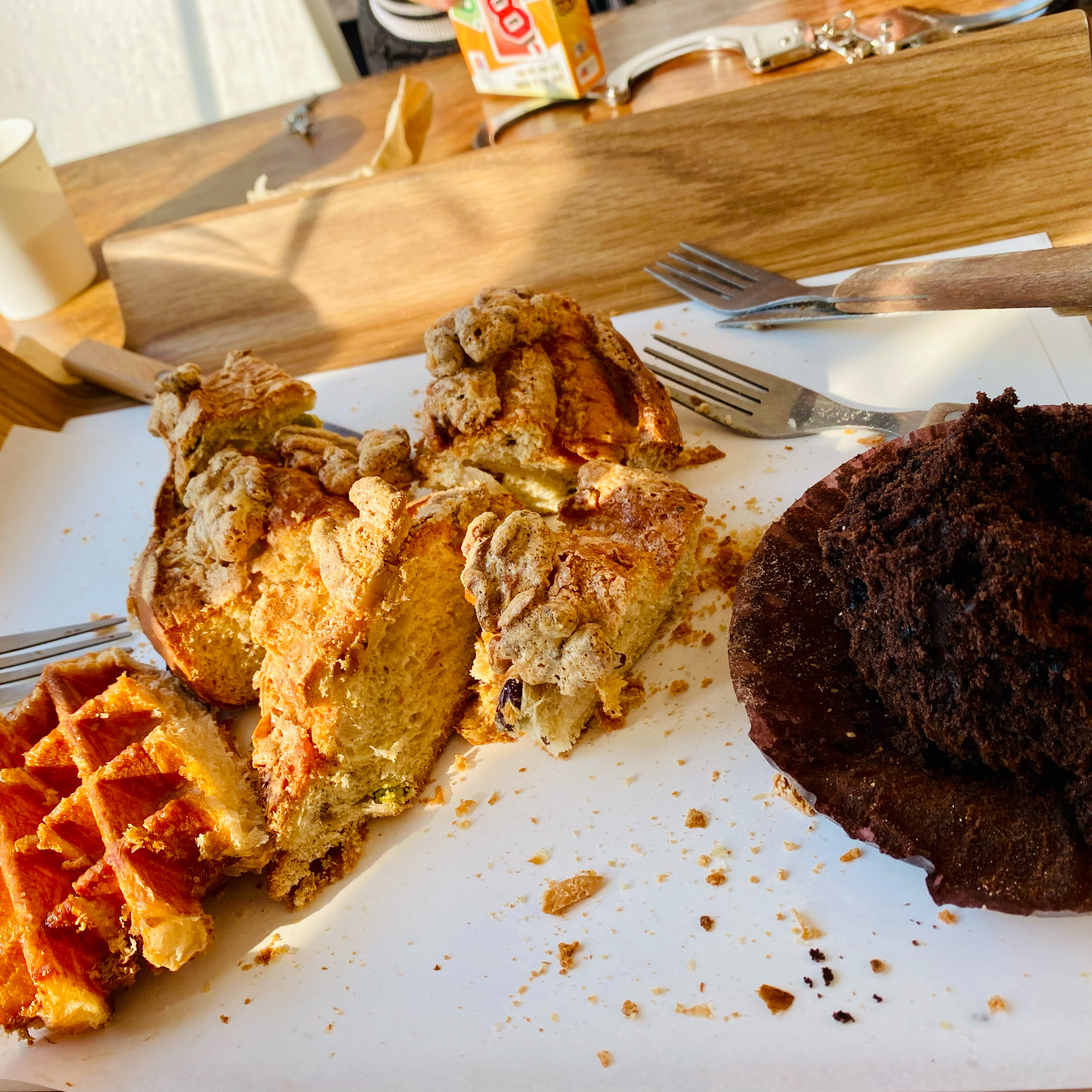 경치가 좋아서 빵맛은 평균일 거라 생각되지만 3명이 5개를 먹고 있습니다.. - 인천 맛집 빵쌤 센트럴파크점