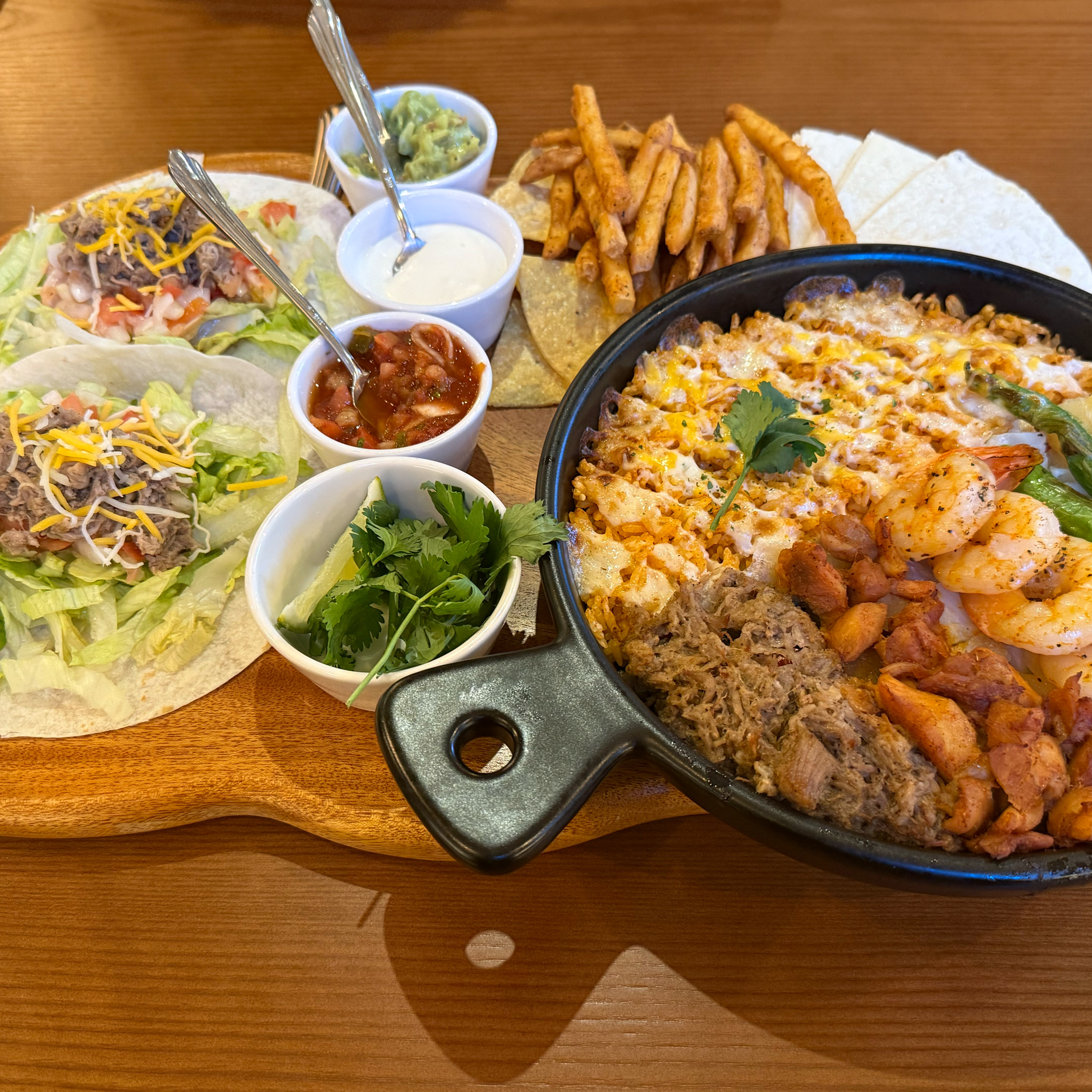 타코랑 파히타 처음 먹었는데 너무 맛있어요!! 웨이팅 있었지만 20분 이내로 들어와서 괜찮