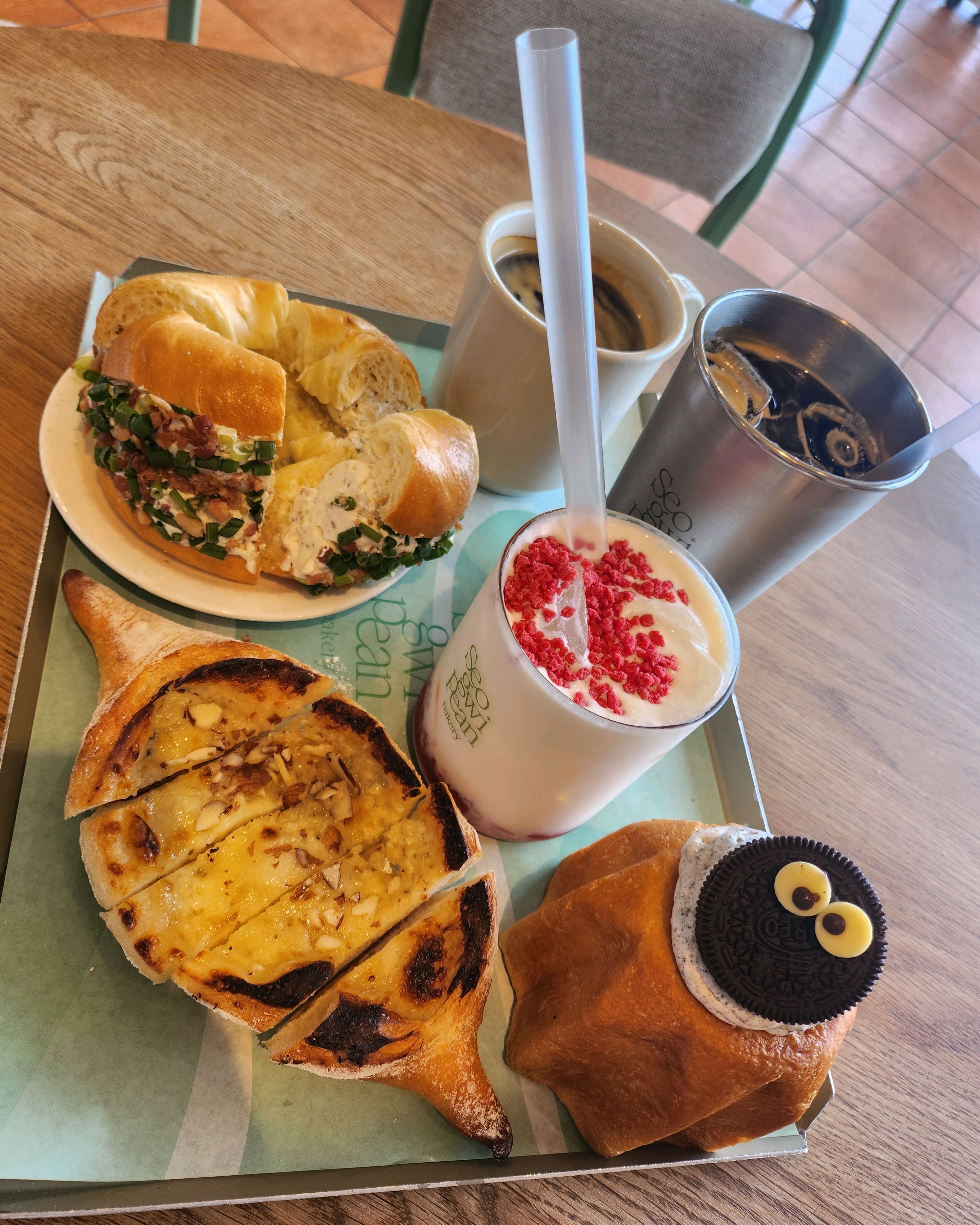 뷰맛집~~~빵도 커피도 맛나요!! - 제주 맛집 서귀피안 베이커리