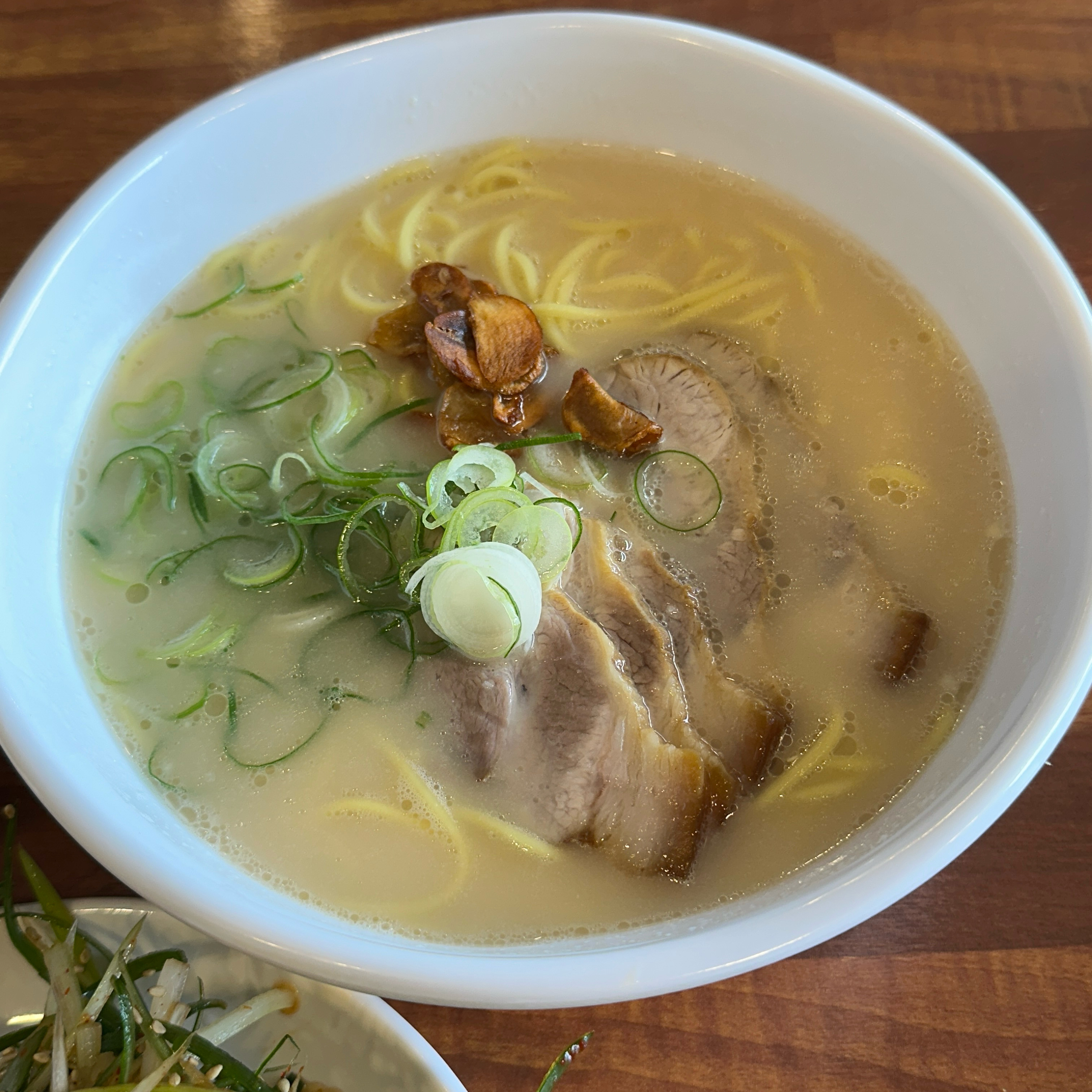 제주도 와서 고기국수로 마지막 식사를 마무리하는데 너무너무 맛있게 먹고 가네요ㅎㅎ국물이 정