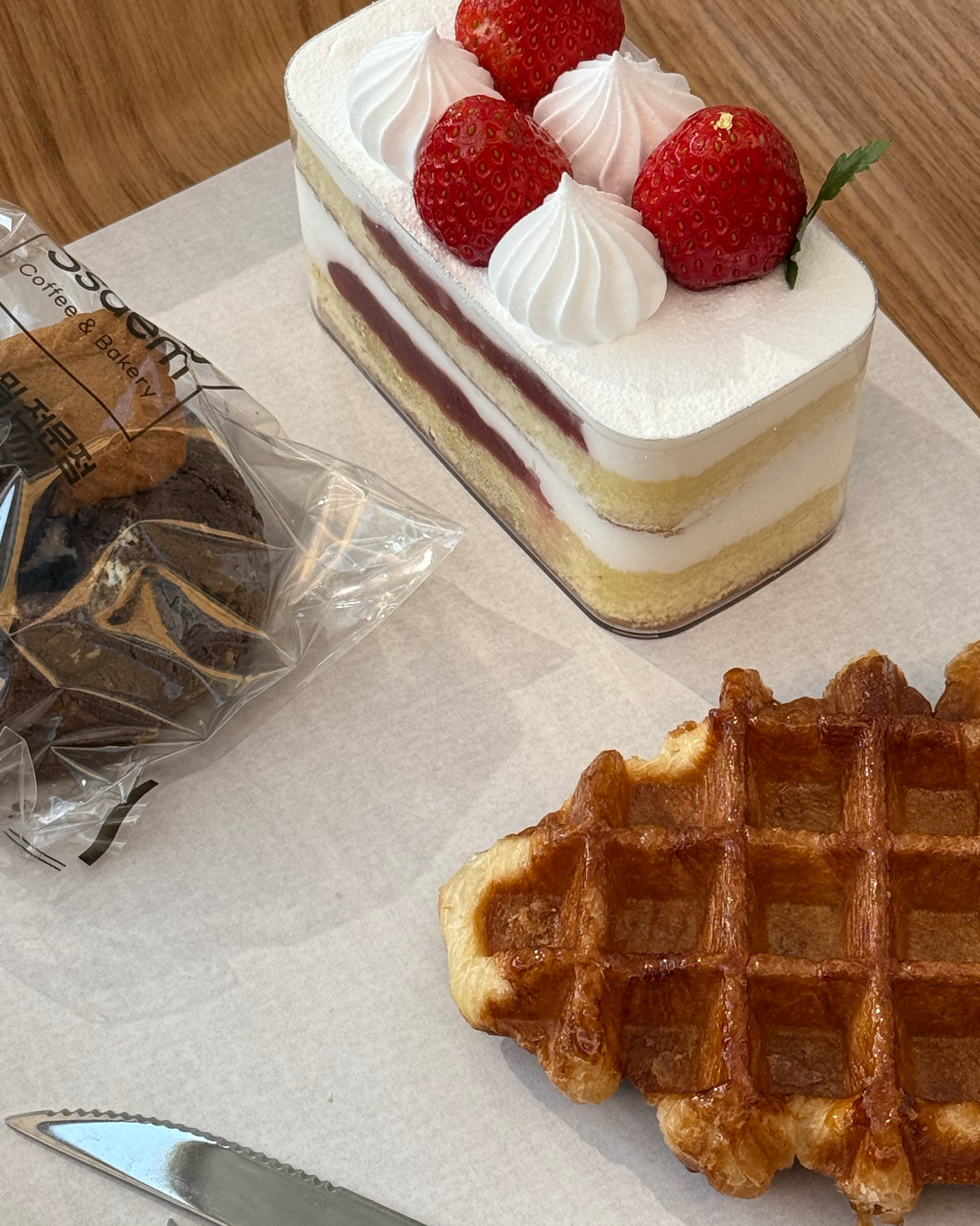 빵 많은 곳 찾다가 방문하게 됬는데 종류가 다양해서 좋았어요! 매장도 크고 테라스는 애견동