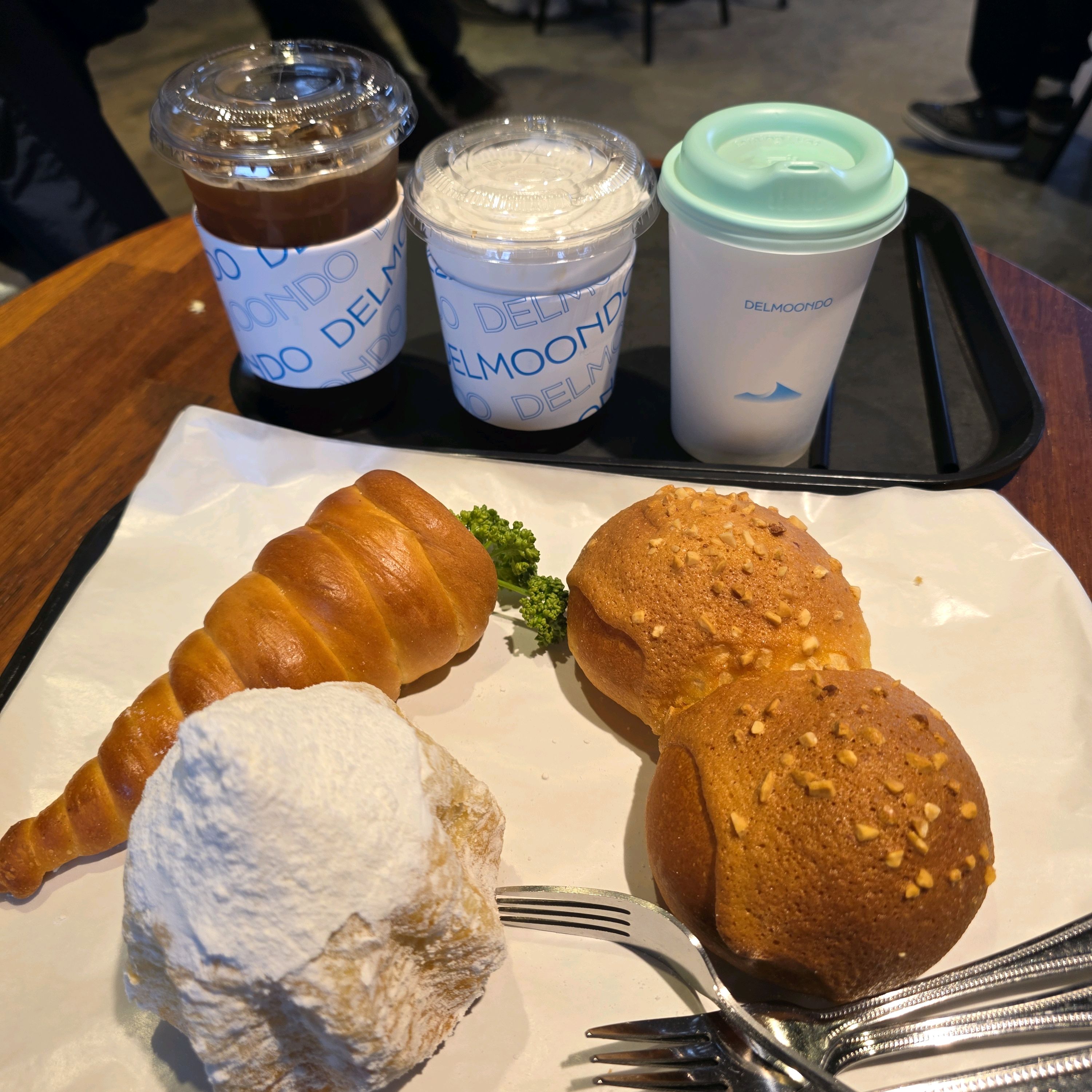 제주여행 마지막 카페! 날씨가 좋았으면 뷰 너무 좋았을텐데 아쉬운.. 비오고 바람도 불어서