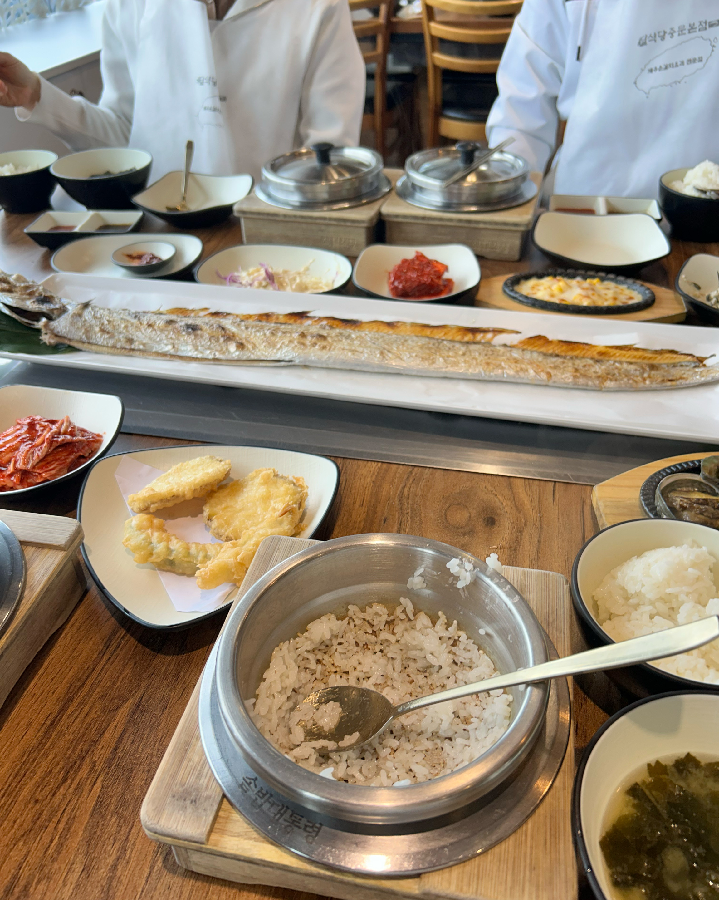 근처 숙소에서 묵다가 제주갈치조림구이 먹고 싶어서 방문한 곳이에요! 기본반찬도 많구, 메뉴
