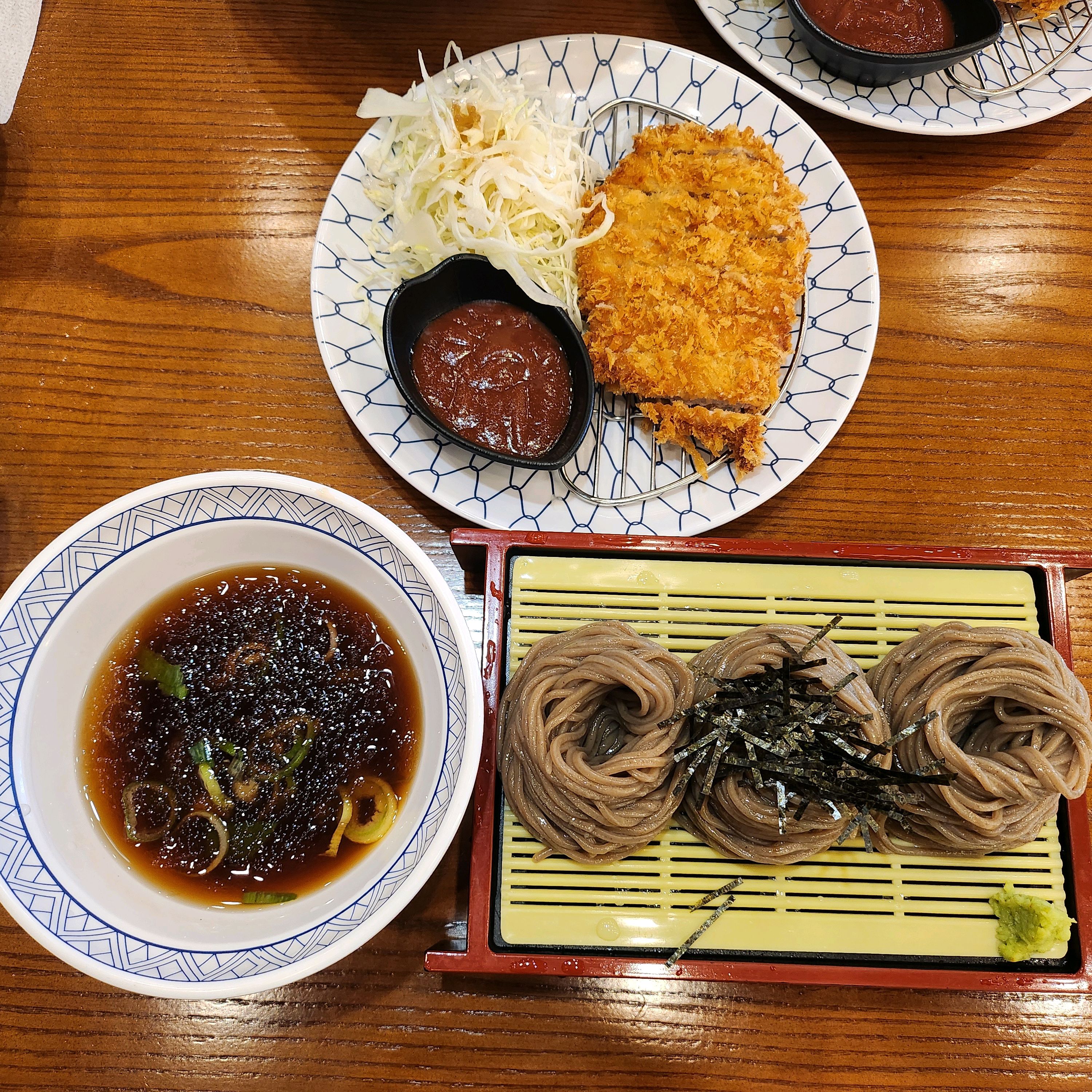 삼동정식과 우동정식 주문했습니다. 판모밀과 우동 모두 면이 쫄깃해서 맛있어요. 돈까스도 잡