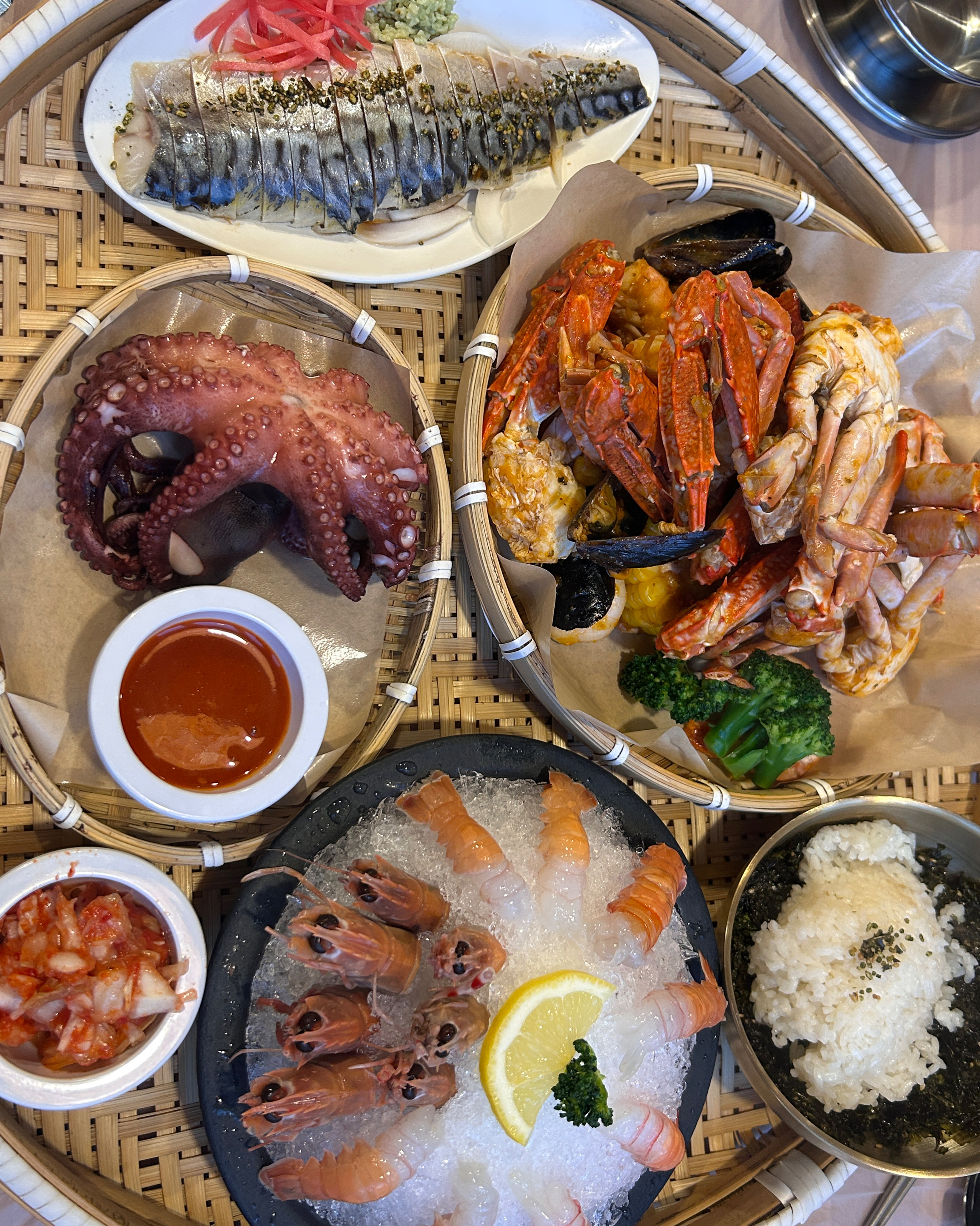 와 제주도에서 매번 흑돼지 먹는거 안 끌려서 찾아온 집인데 대박.... 딱새우회 원래 안