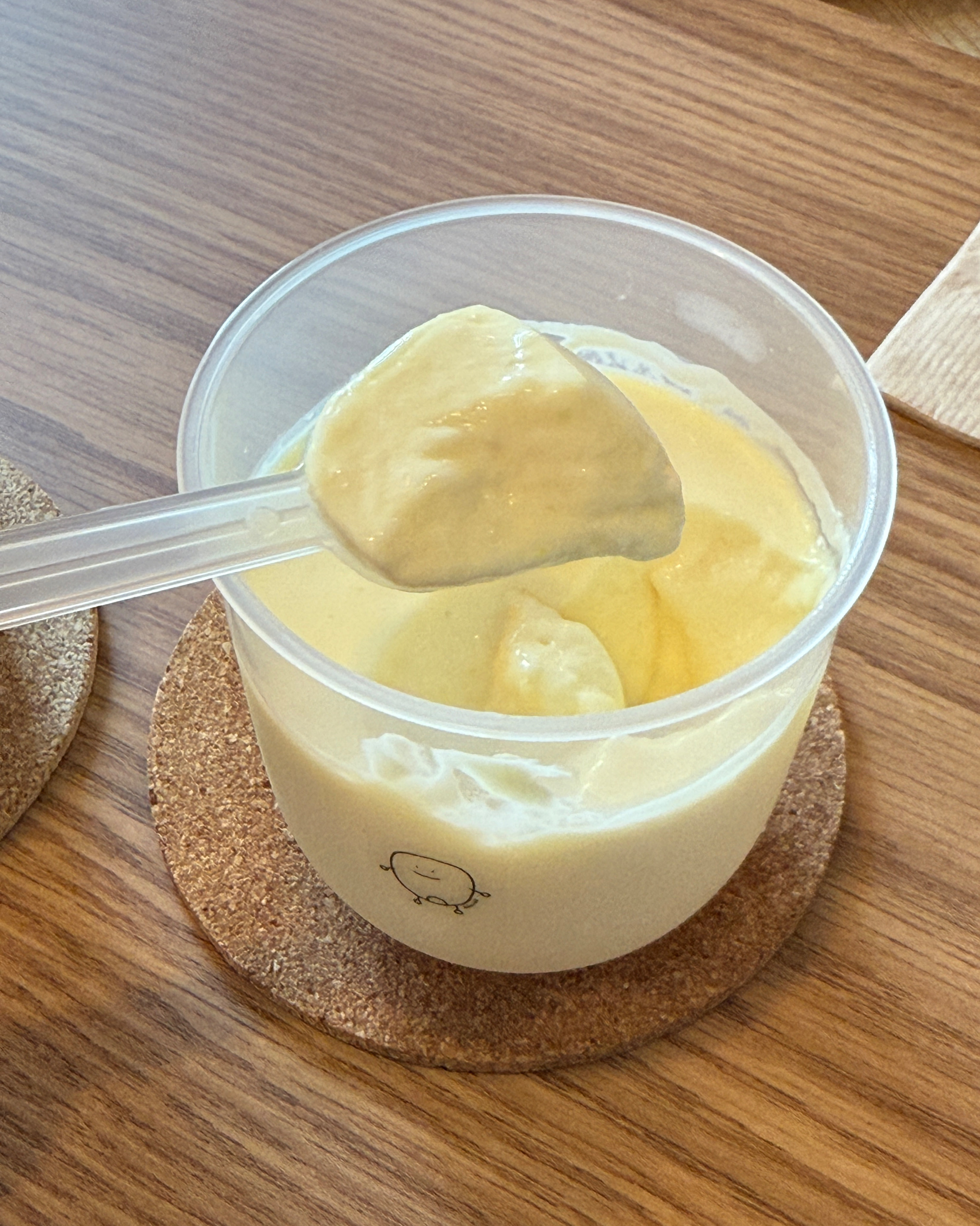 어제 푸딩먹어보고 넘 맛나서 부산까지 포장하려고 다시와서 푸딩 보냉 얼음 포장했어요!!!!