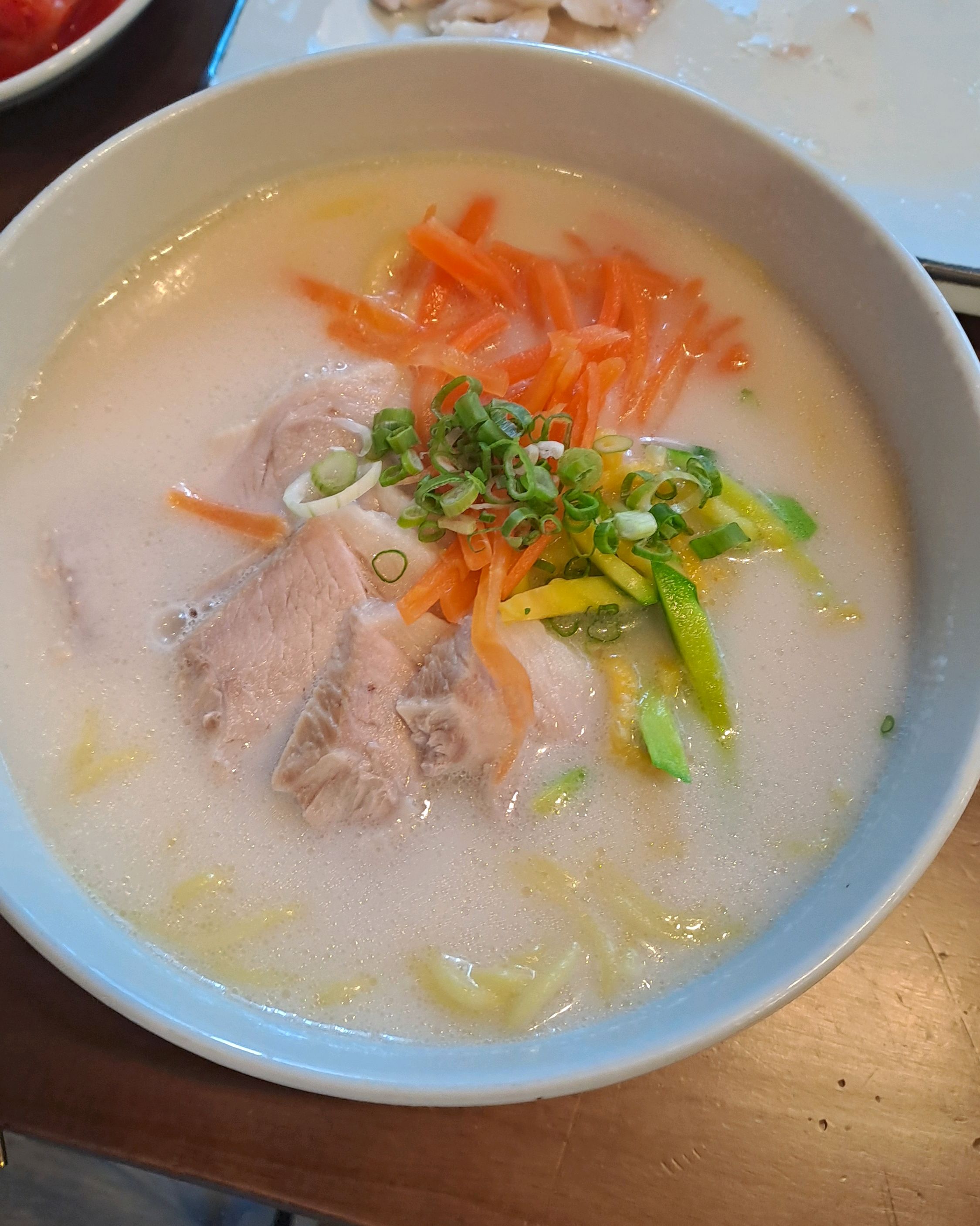 멸고국수는 멸치의 비린내는 하나도 없이 감칠맛 있는 맛있는 국수였고, 고기국수는 heavy