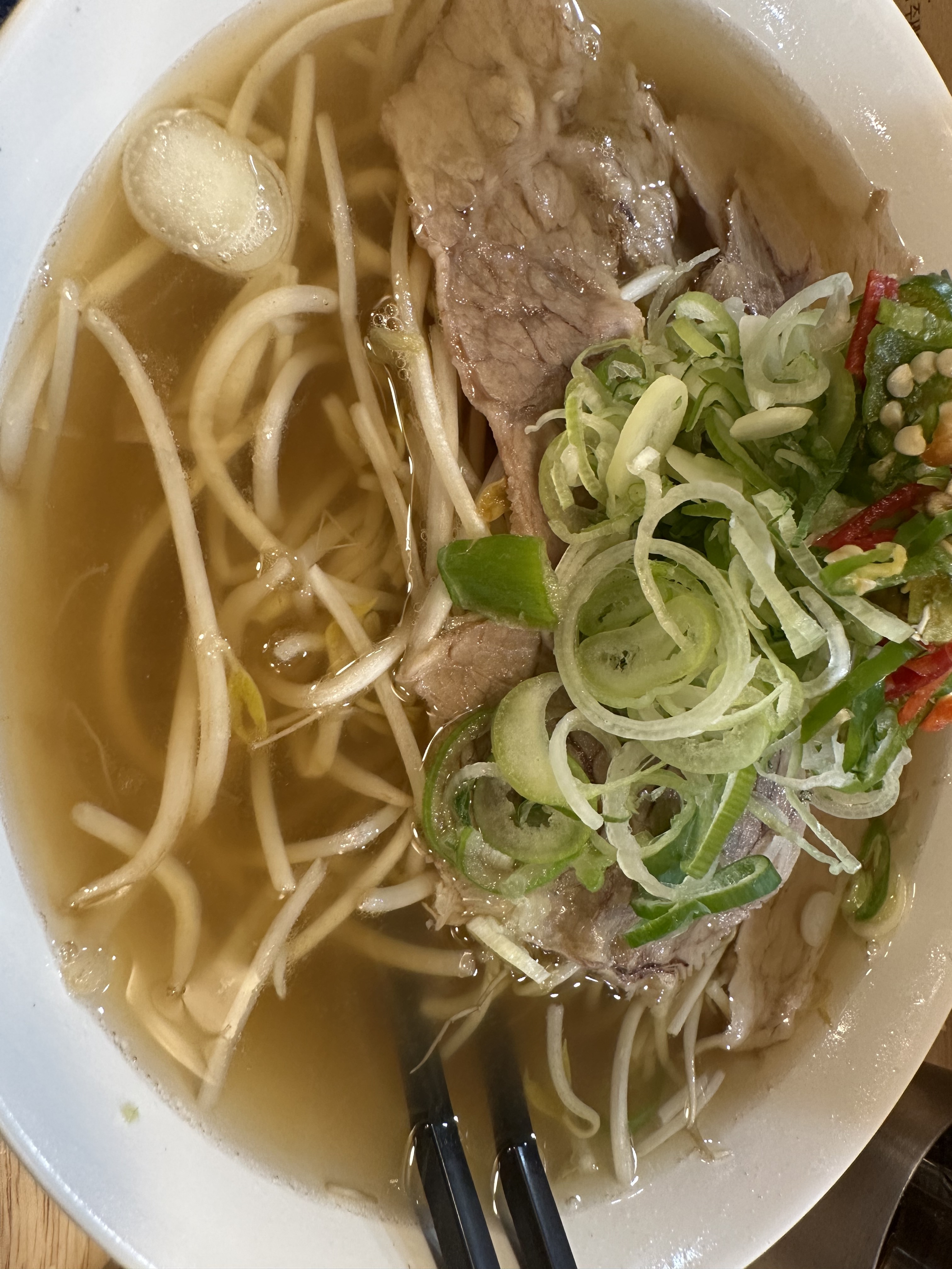 진짜 너무 맛있어요. 농담아니고 쌀국수 부산에서 최강. 육수에서 비린내가 안납니다. 잡내없