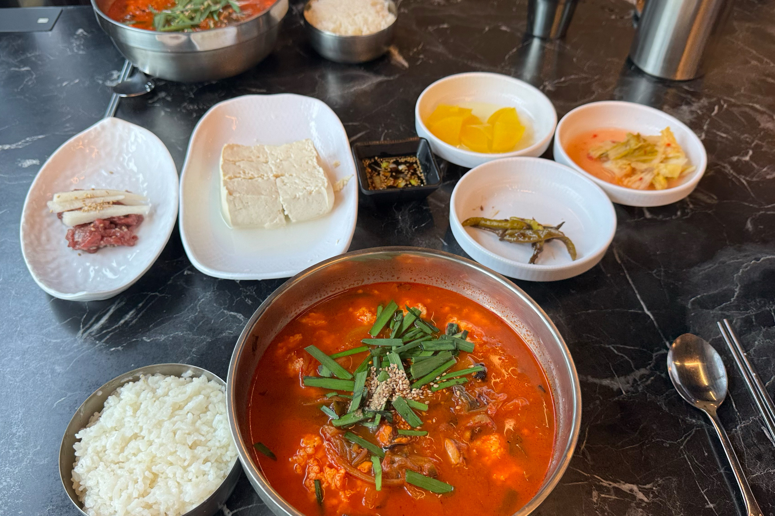 순두부짬뽕 처음 먹어봤는데 해장으로 딱 맛있네요^^ 육회도 맛있고 리뷰이벤트로 받은 두부도
