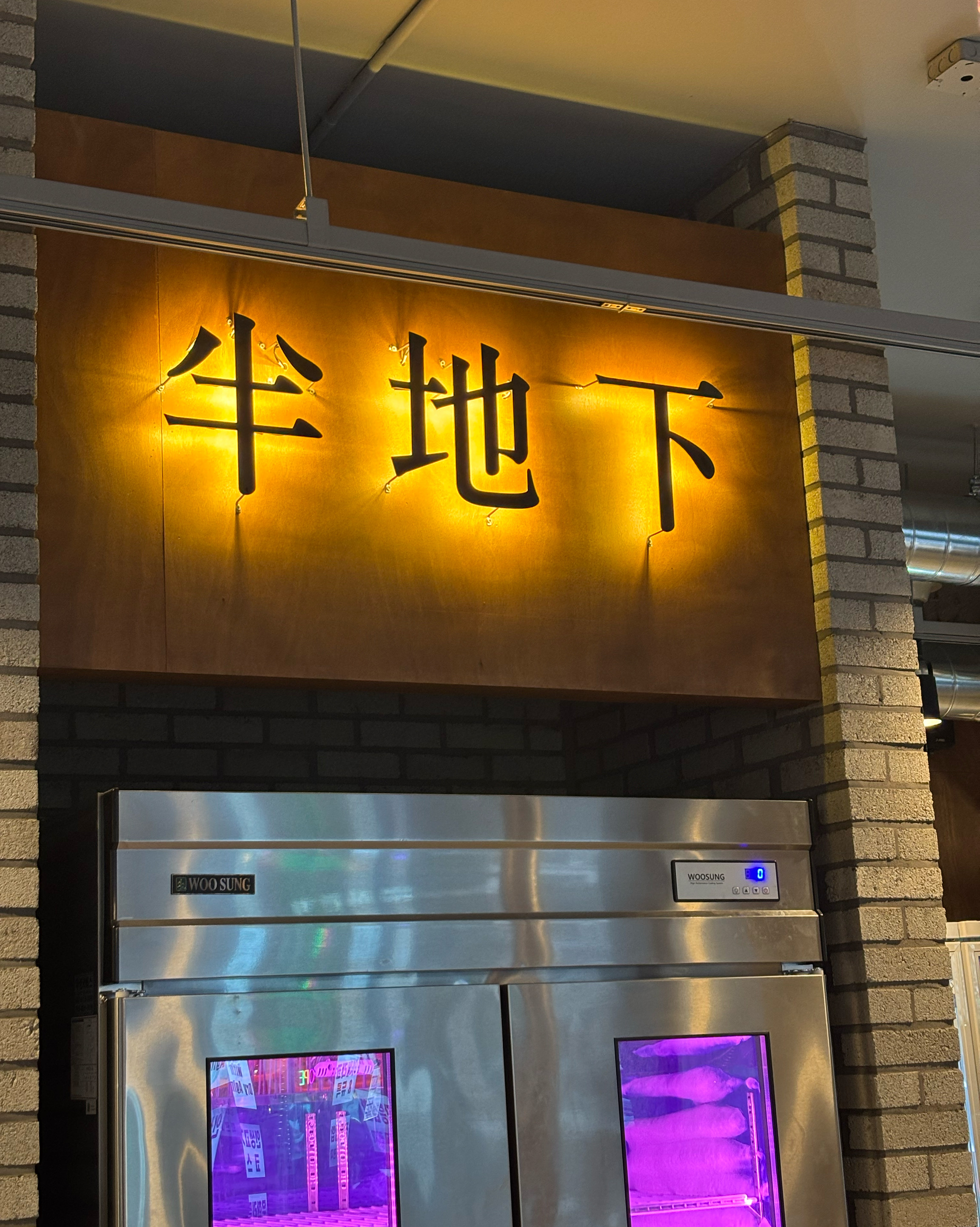 요즘 핫 하다고 해서 예약하고 왔어요. 주변에서 다들 맛있다고 했는데, 저도 맛있게 먹어 