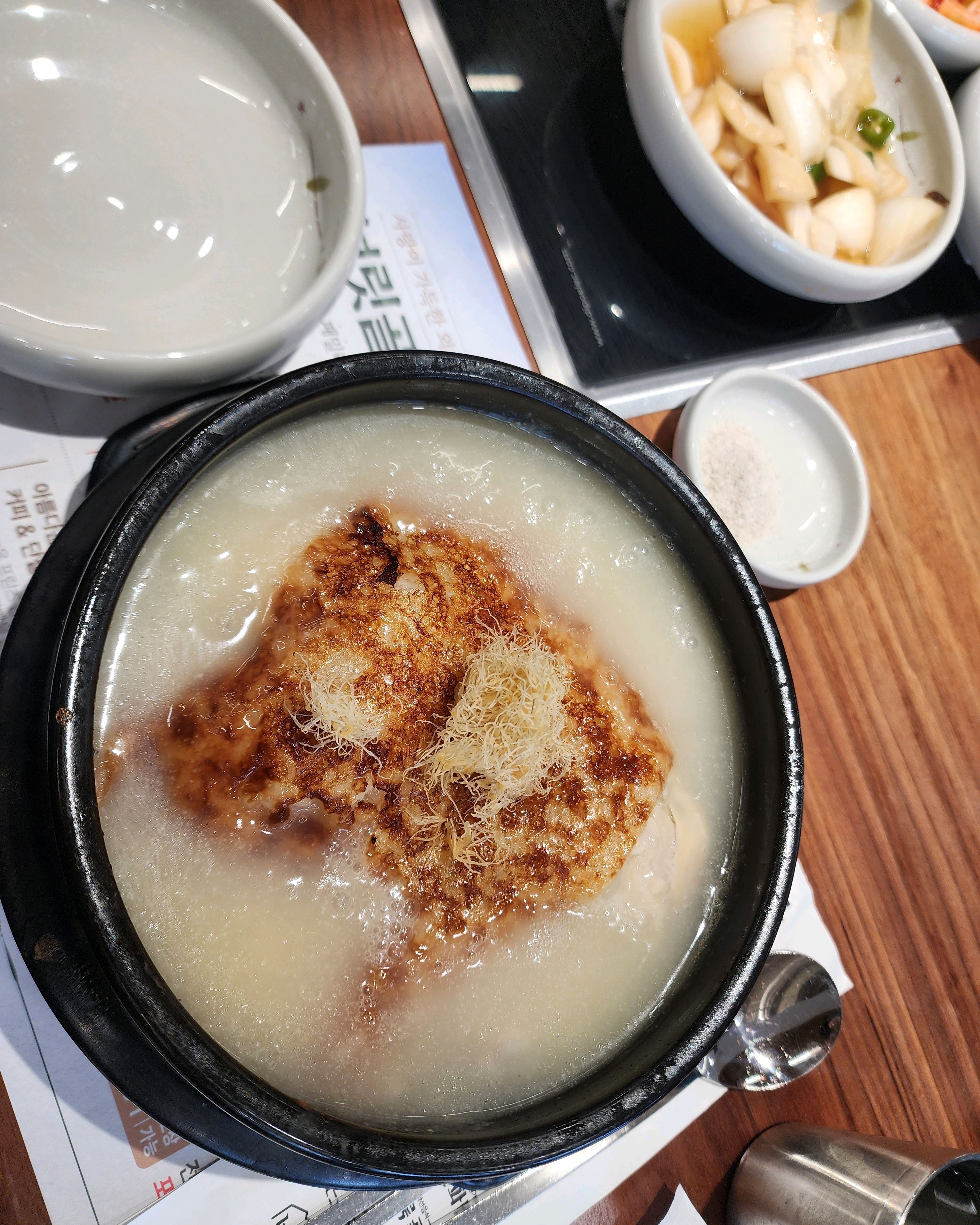 백숙 먹으려다가 삼계탕 먹게되었는데 개별로 나오고 닭이 작아서 그런가 백숙보다 고기가 더