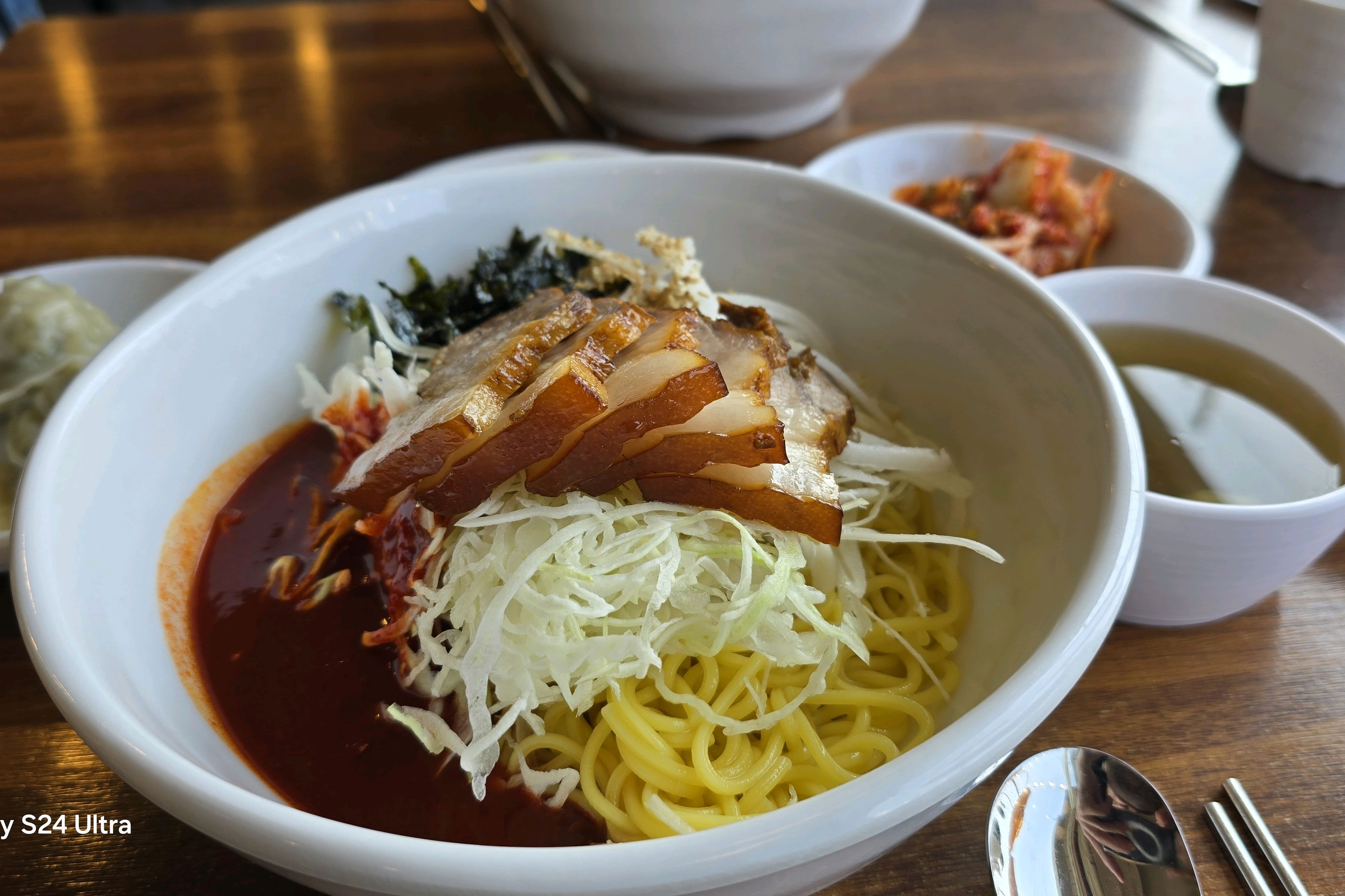 지나가다가 사람많아서 들렸는데 맛집이었네요 뷰도끝내주고 가성비 맛집입니다 직원분들도 너무친