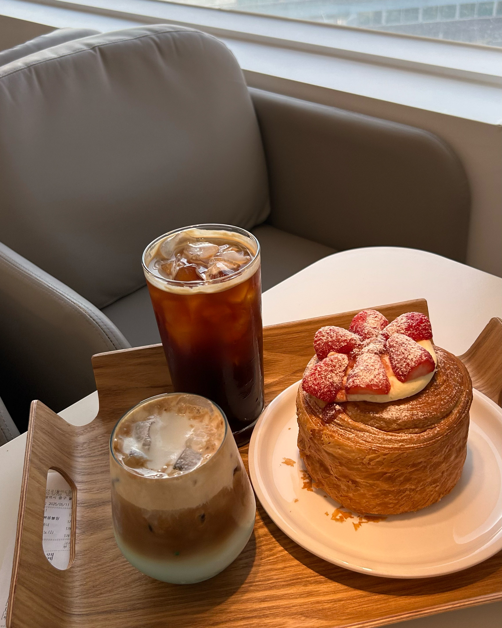 뷰가 좋아서 올만해요 빵도 맛있구 - 인천 맛집 브레댄코 월미도점