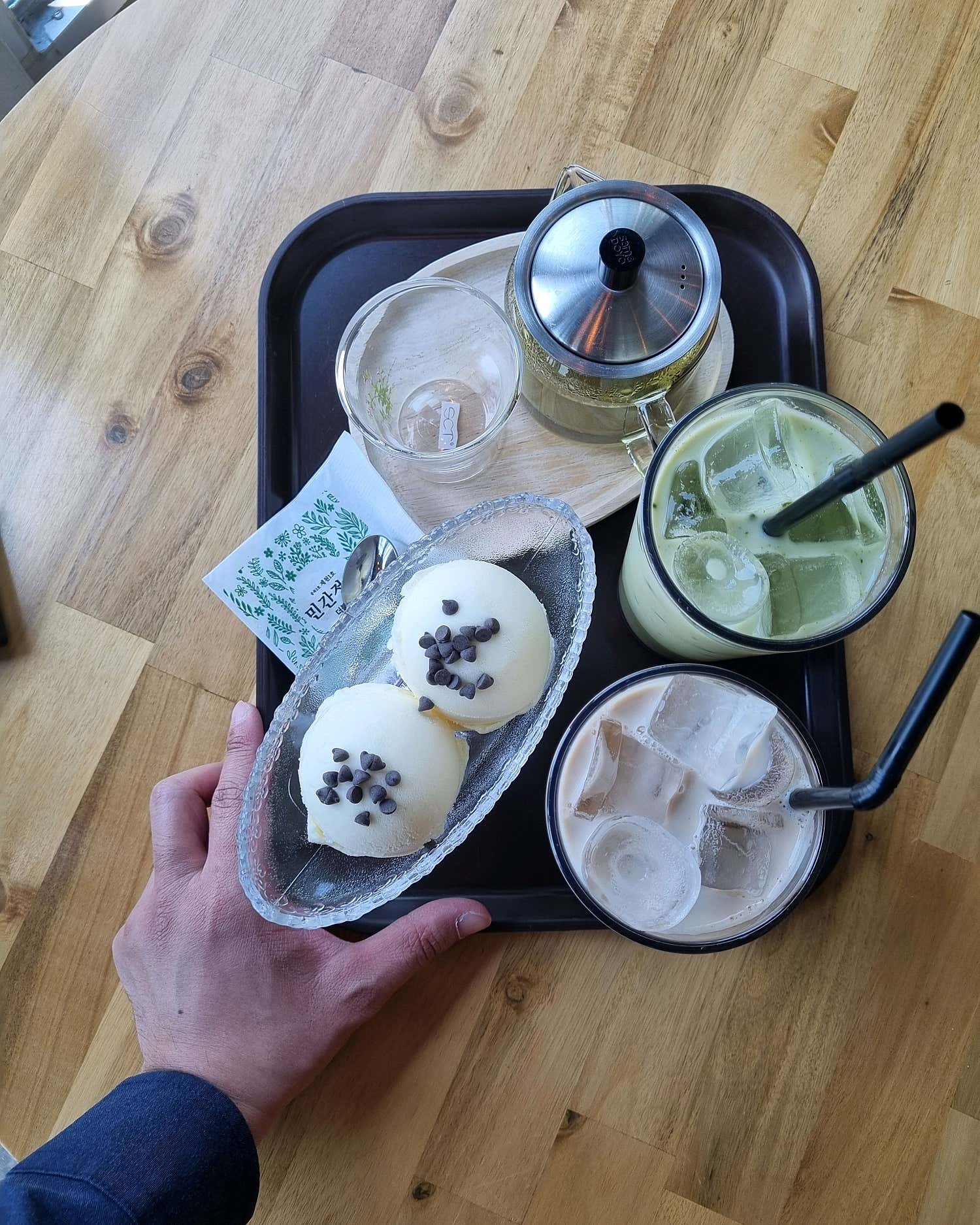 더블럭 카페의 넓은 실내 공간과 창밖 풍경