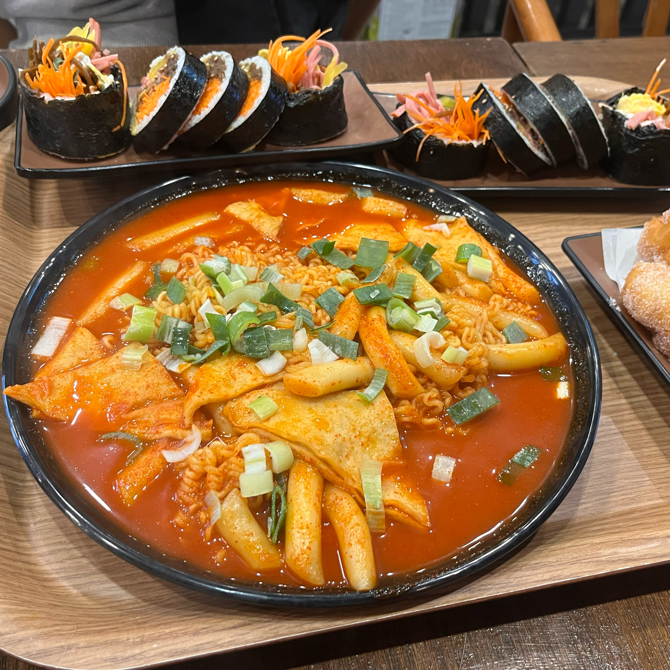 팔뚝김밥 진짜 미쳤어요. 김밥 크기부터가 남다른데, 청양고추참치김밥은 매콤해서 입맛 확 살