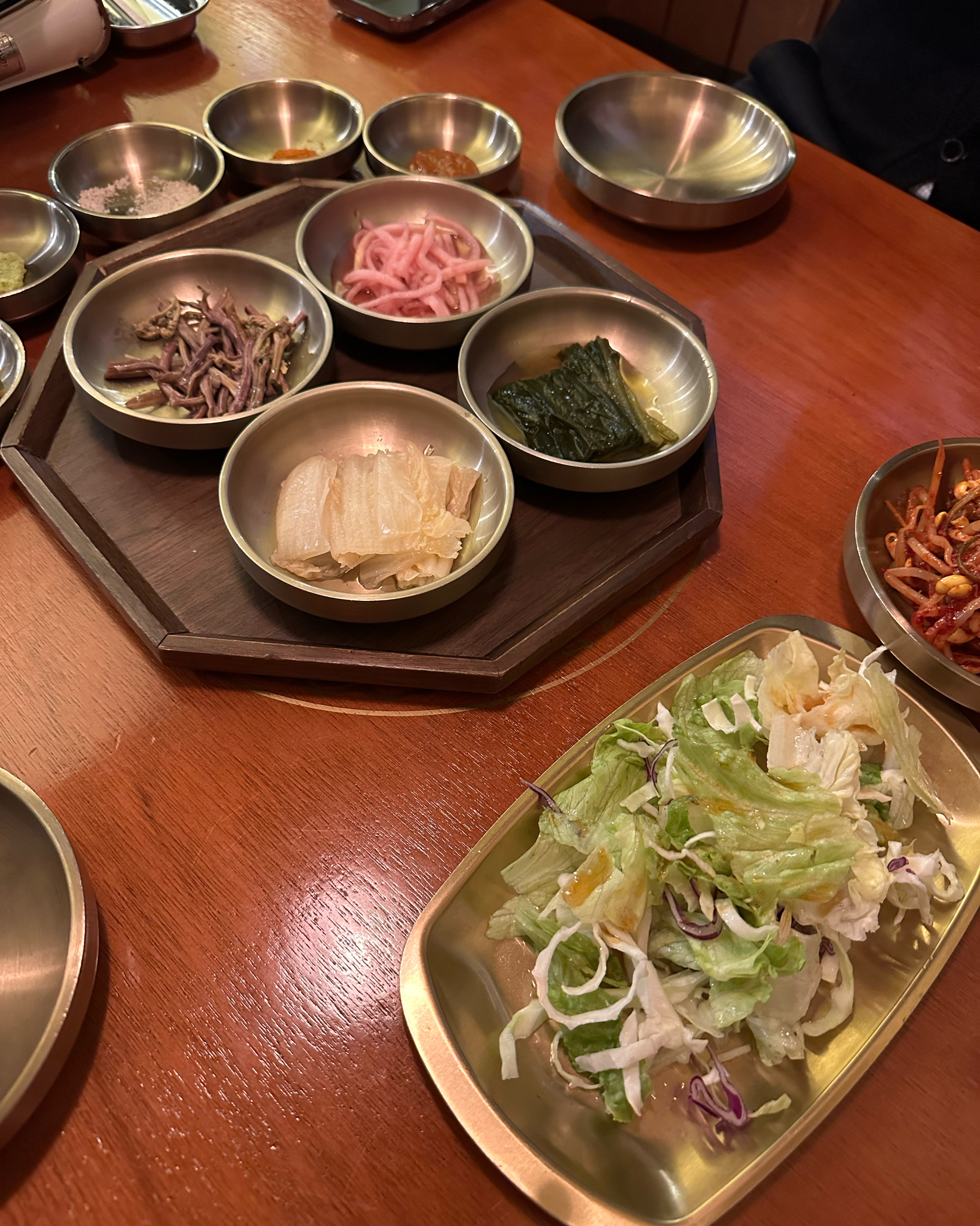 매장도 너무 예뻐요! 직원분들으 친절한 응대에 기분좋은 저녁시간을 갖게 되었습니다~ - 종로 맛집 방이옥 종로점
