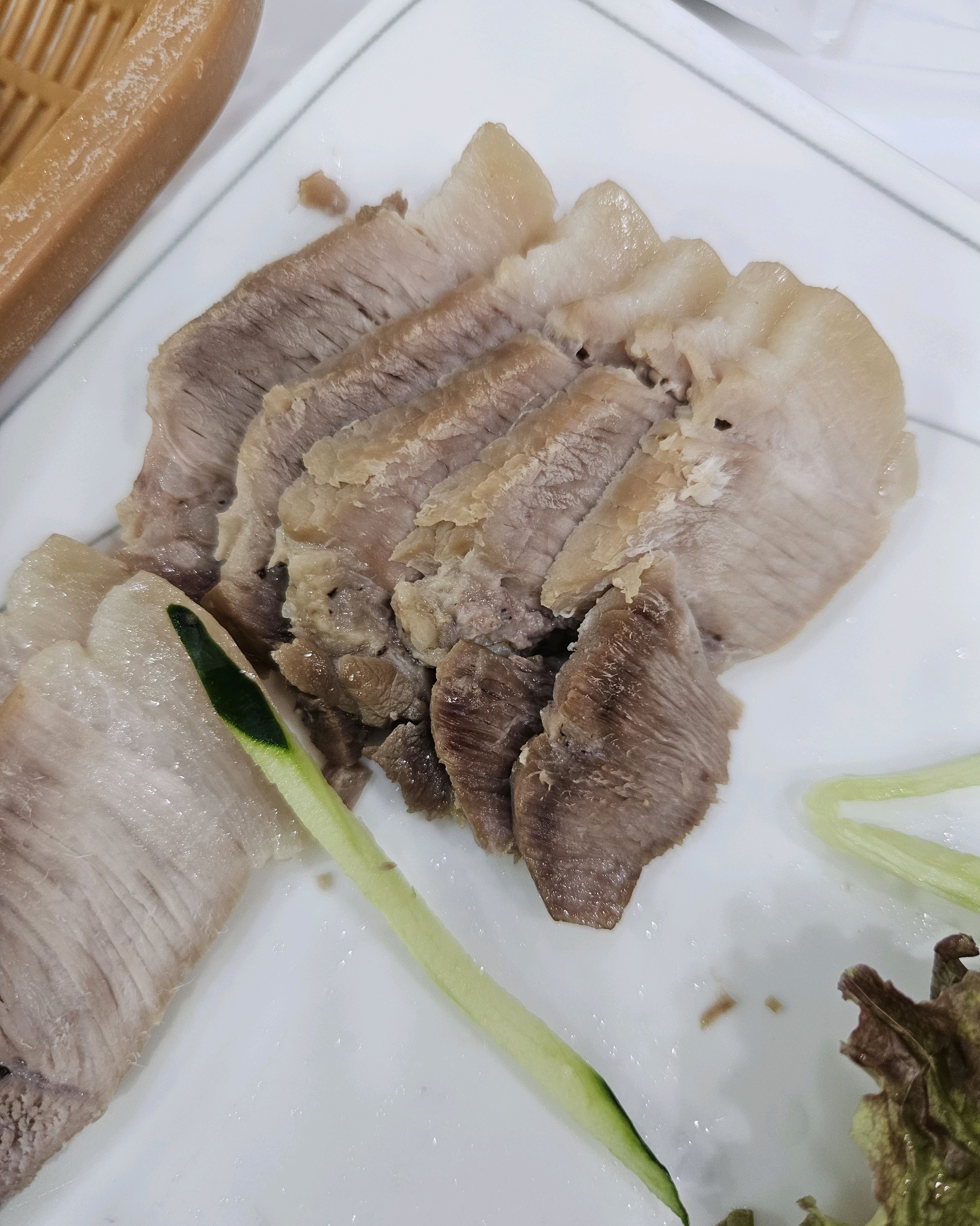 수육시켰는데 고기가 다 말라서 진짜 딱딱했습니다. 간시간에 바로 썰어준게 아니고 오래전에