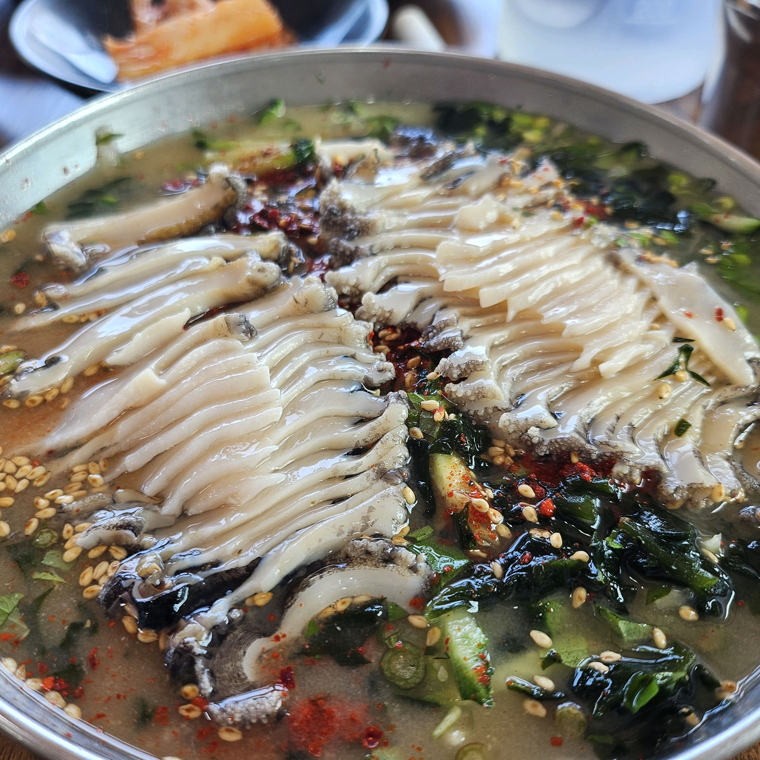 3곳의 투어를 마치고 허기가 질 무렵 있는곳에서 젤 가까운 식당중 혼밥하기 좋은곳으로 찾아