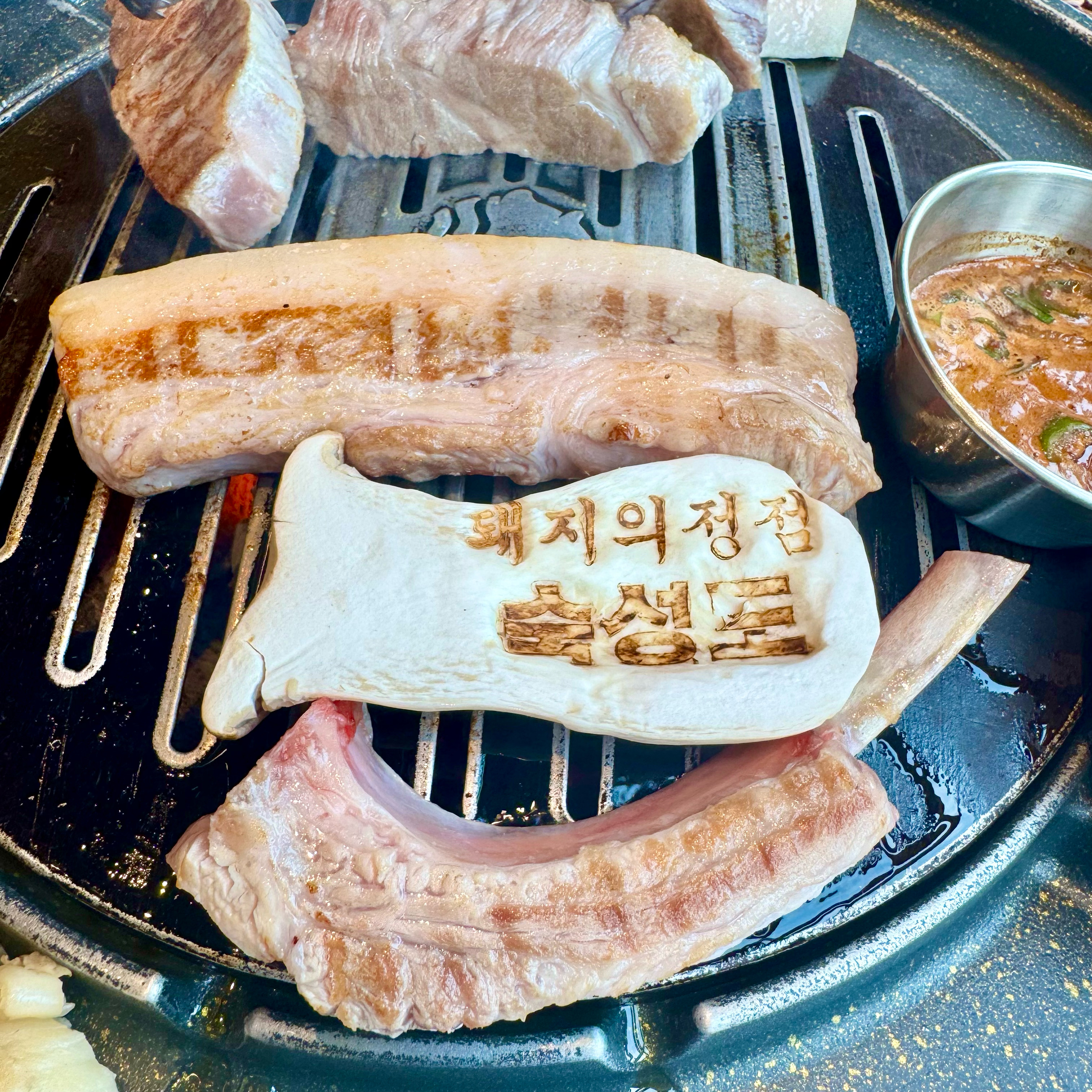 인생 고기맛집입니다. 도민이지만 일주일에 최소 한번이상은 돼지고기먹는 사람인데 그간 그냥 