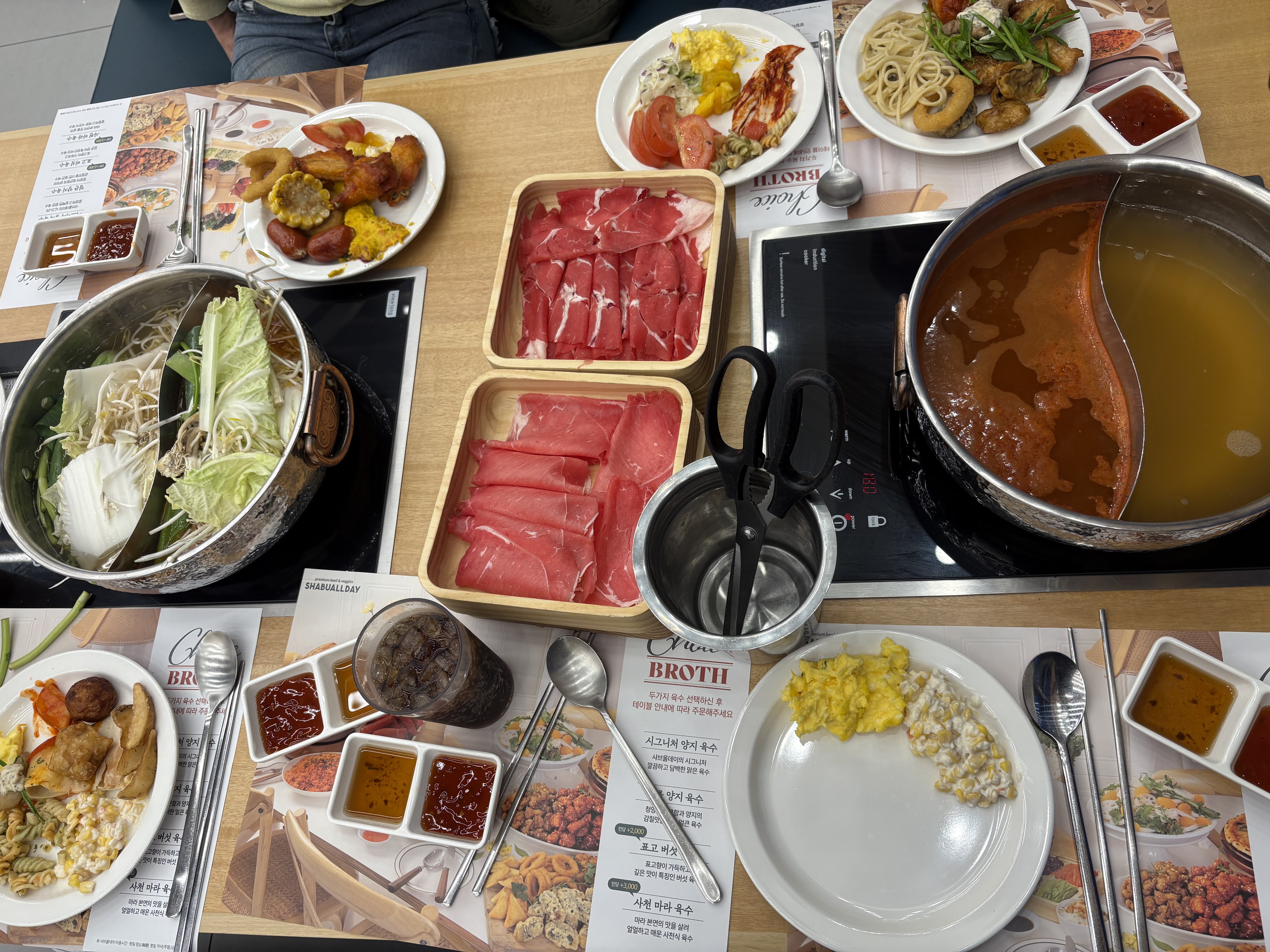 샤브샤브 먹고싶어서 방문했는데 깔끔하고 맛있네요 특히 떡볶이랑 망고가 너무 맛있네요 추천합