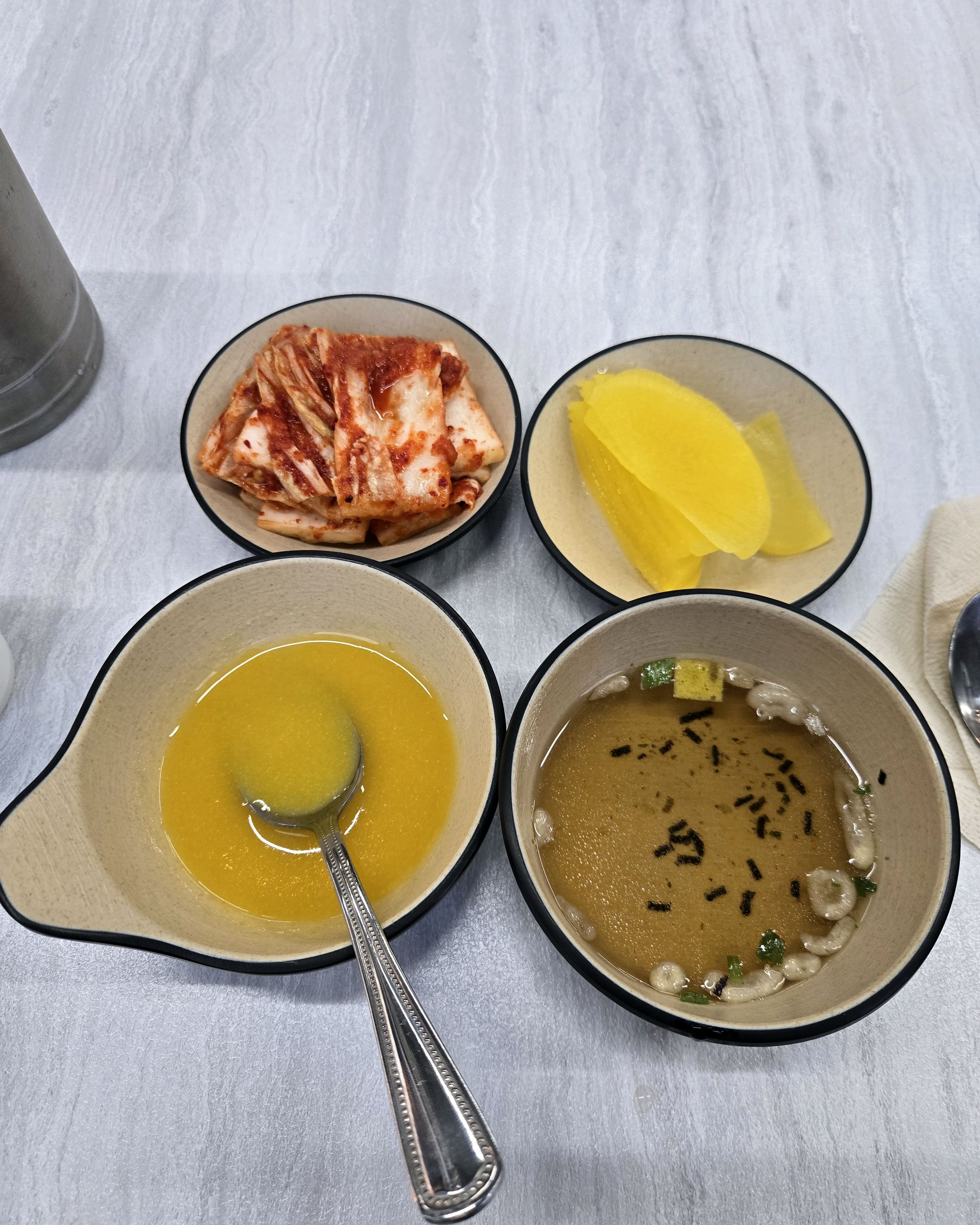 첫방문 입니다. 손님도 많고 특히 서빙해주시는 분이 너무 친절 하세요.. 담엔 가족과 와 
