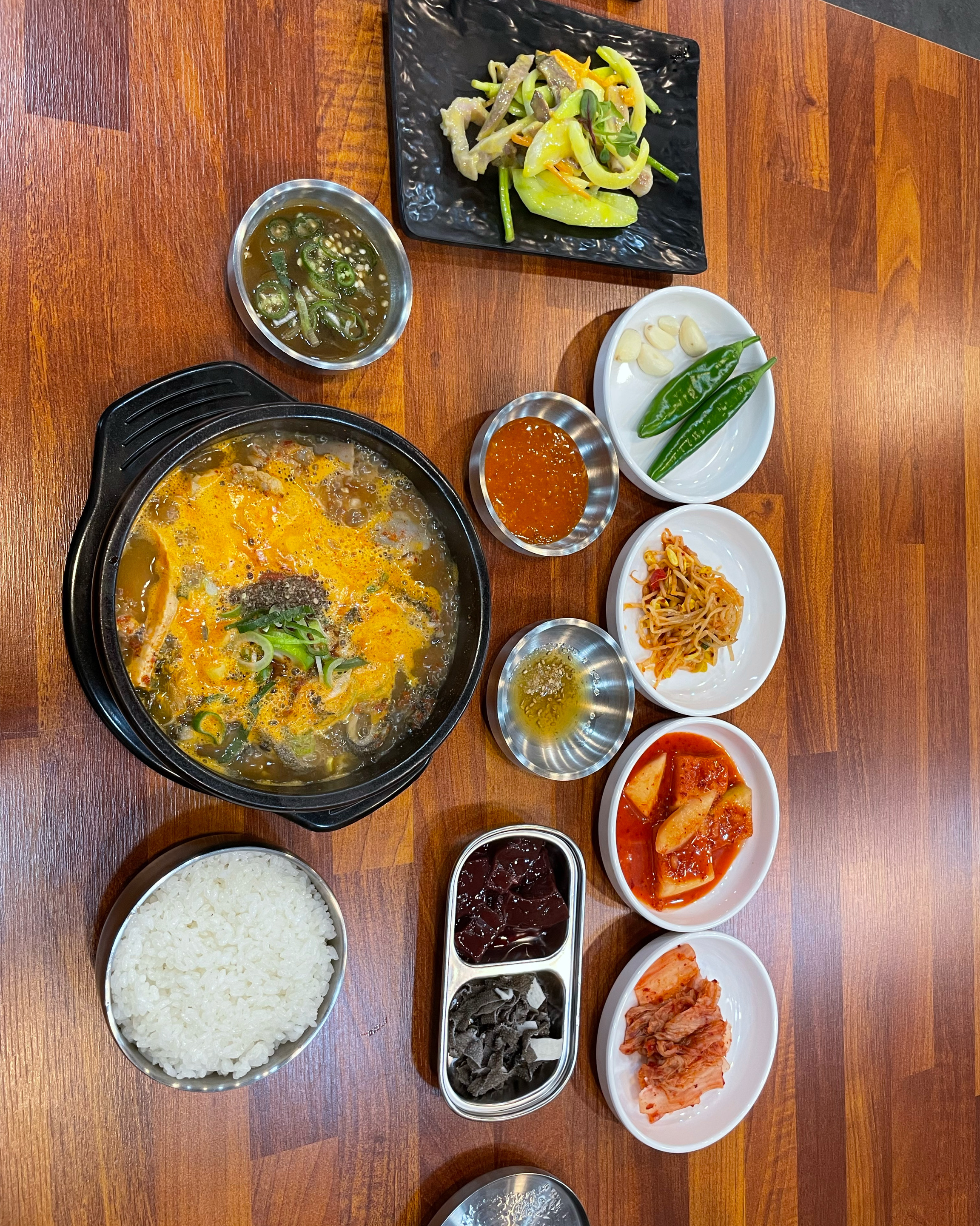 국물이 깔끔하고 국내산 한우라 그런지 맛있습니다. 또 지금 개업 이벤트로 가격도 저렴하니