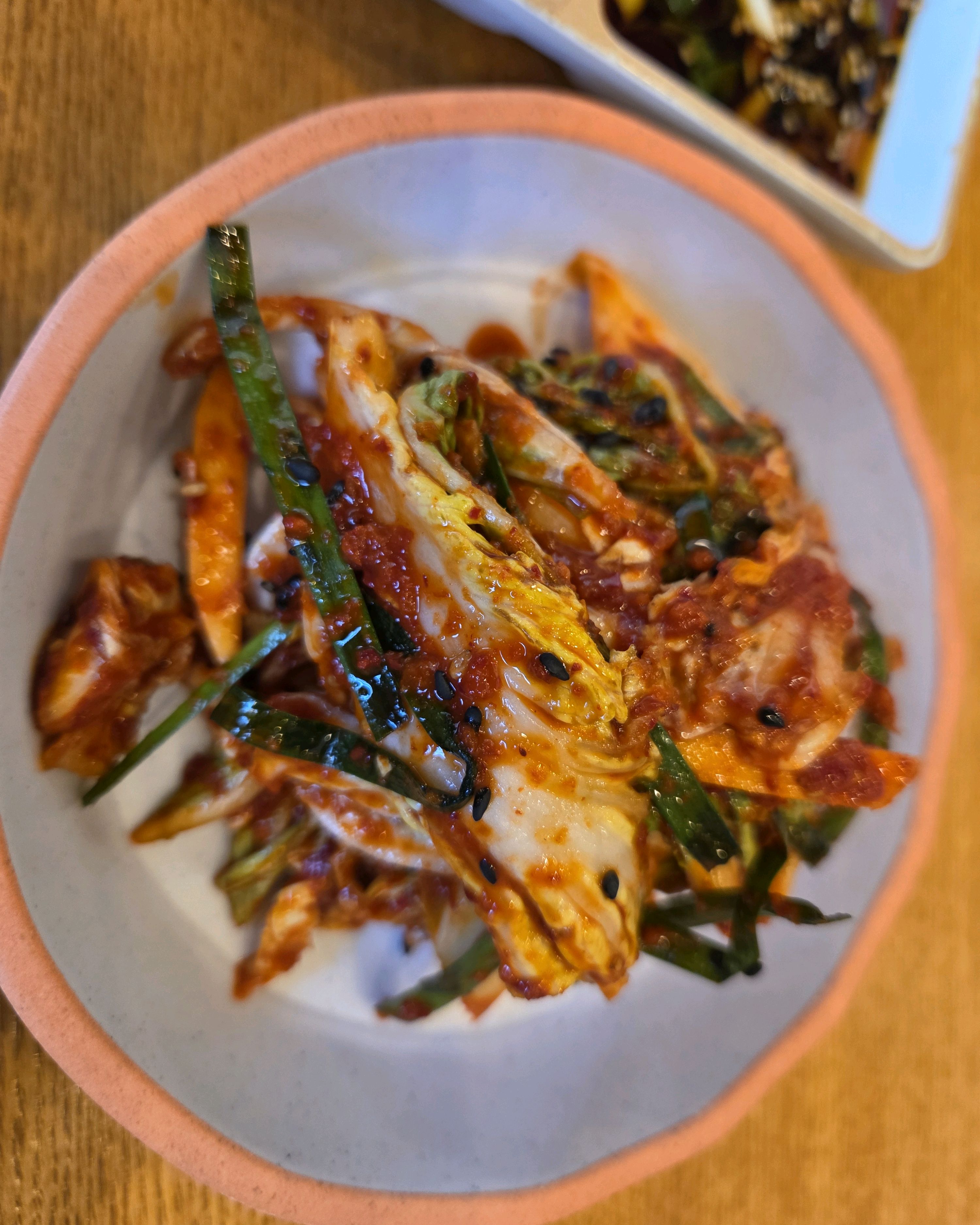 겉절이 너무 맛있어요 칼국수랑 딱입니다 - 인천 맛집 97도씨해물칼국수 영종도본점