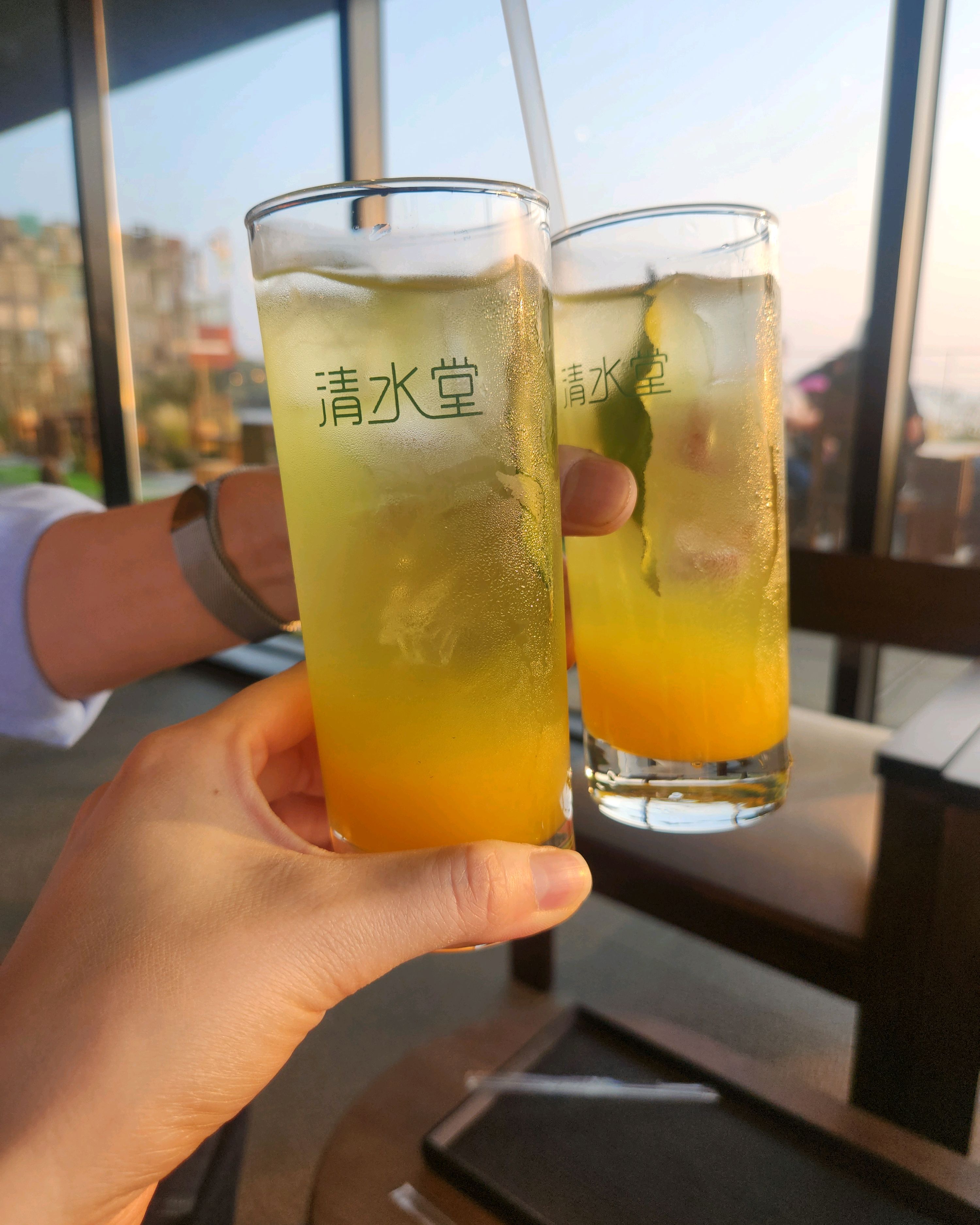 매장도 넓고 인테리어가 예뻐서 음료는 기대안했는데 음료도 맛있어요! 이 동네 주차하기 진짜